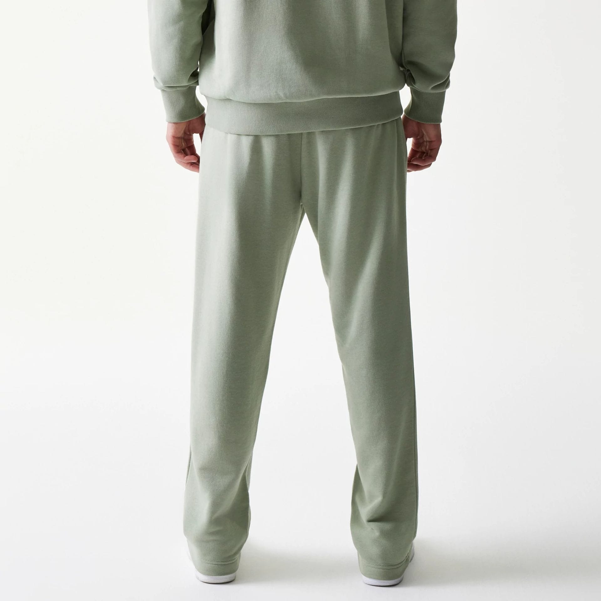 The model is wearing this NBA LA Lakers Straight Leg Joggers in pastel green. 2