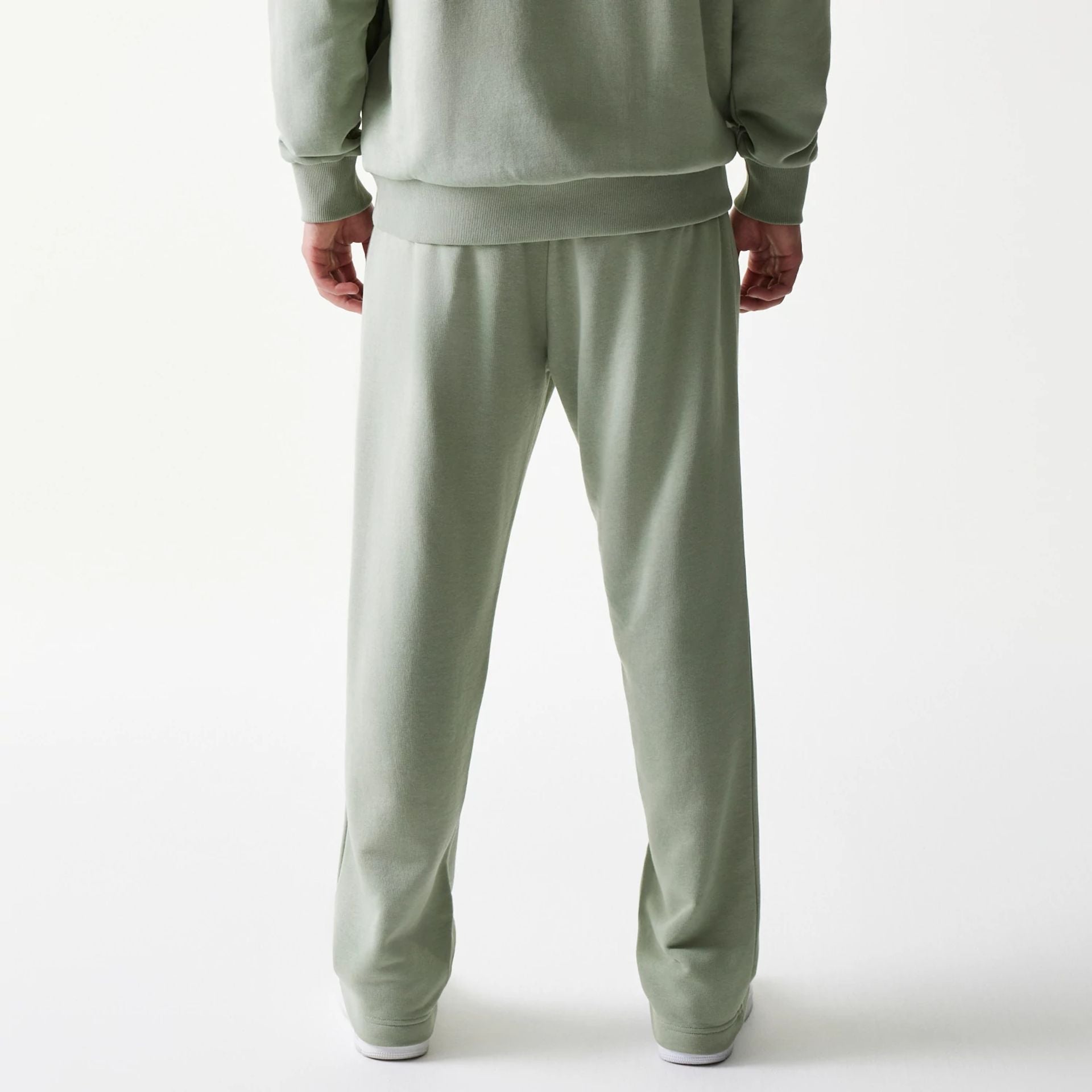 The model is wearing this NBA LA Lakers Straight Leg Joggers in pastel green. 2