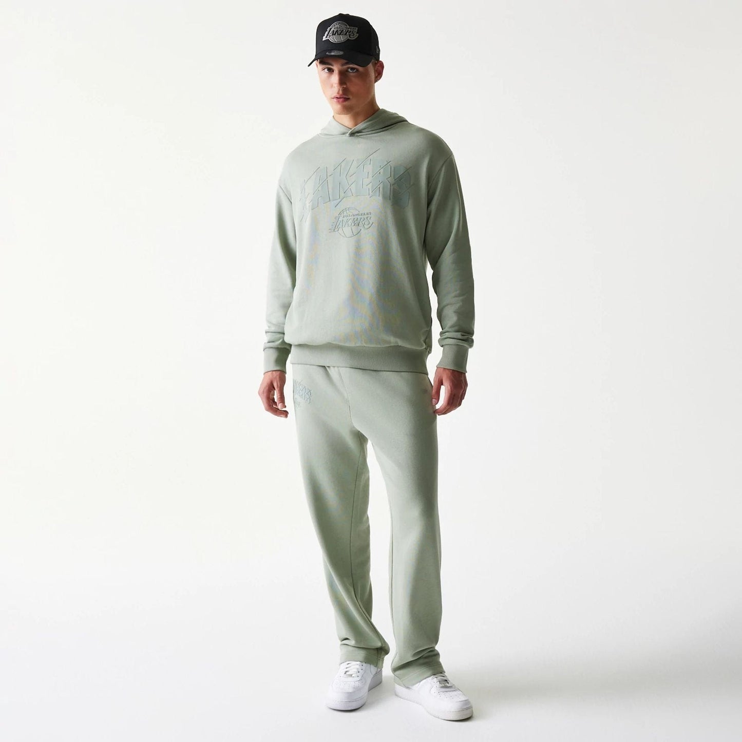 The model is wearing this NBA LA Lakers Straight Leg Joggers in pastel green. 8