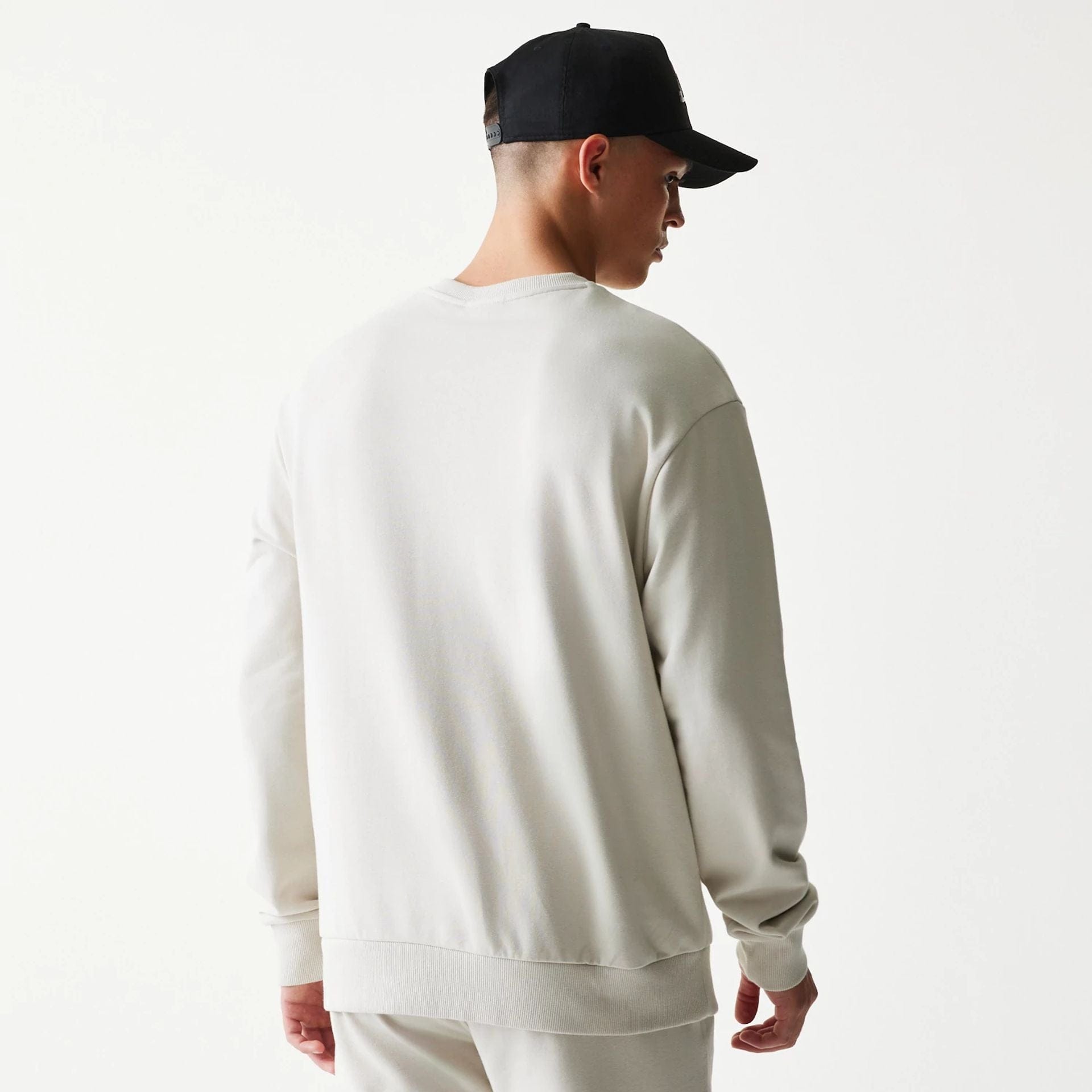 The model is wearing this NBA League Essential LA Lakers Oversized Crew Neck Sweater in cream. 2