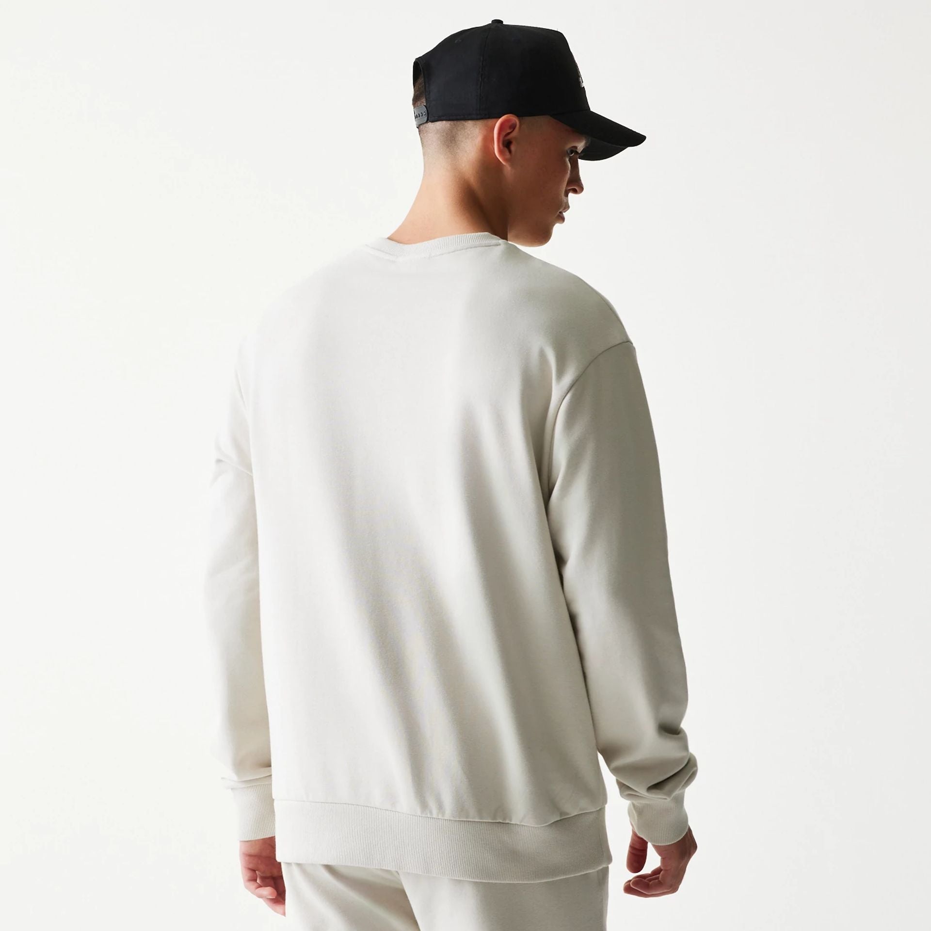 The model is wearing this NBA League Essential LA Lakers Oversized Crew Neck Sweater in cream. 2