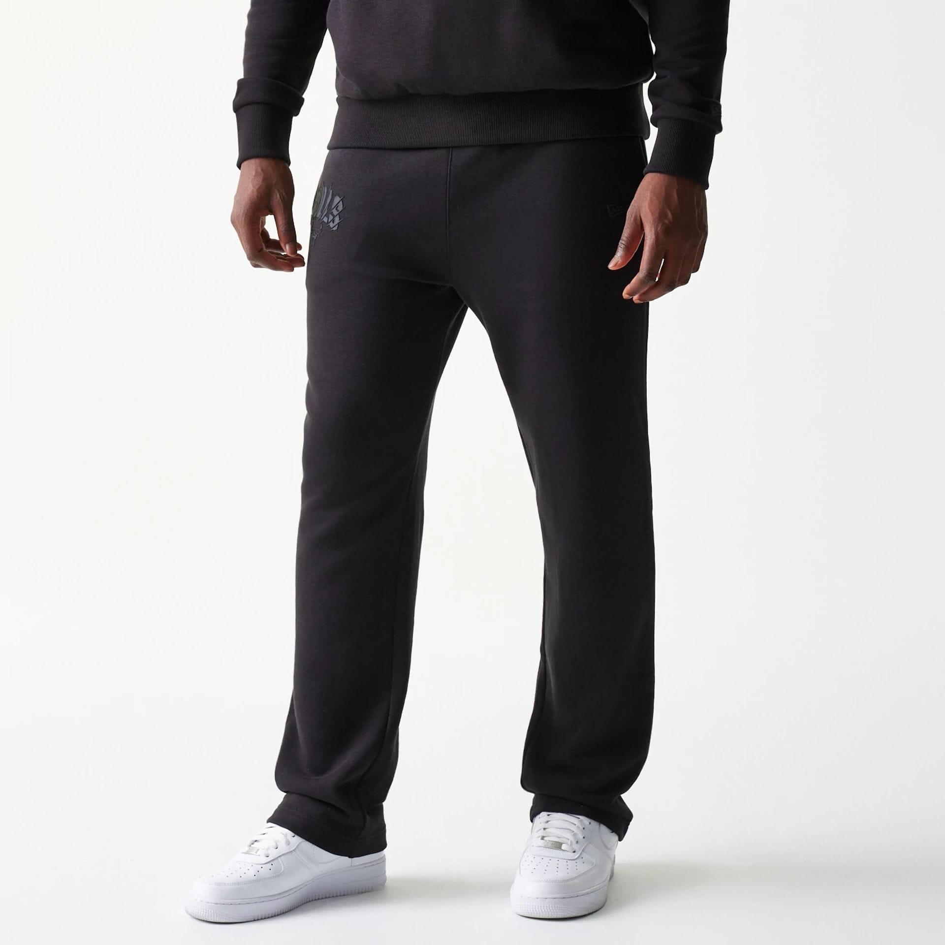 The model is wearing this NBA Chicago Bulls Straight Leg Joggers in black. 1