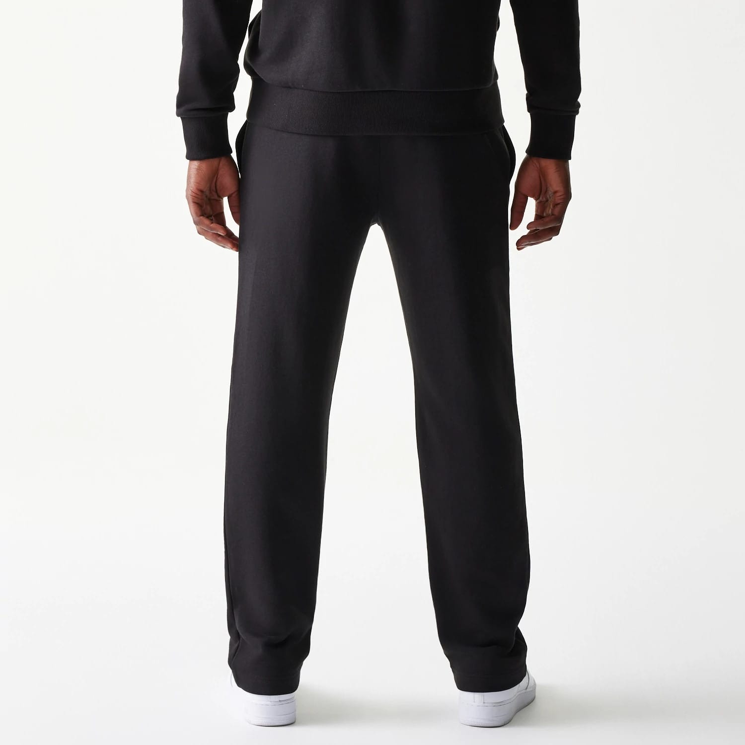 The model is wearing this NBA Chicago Bulls Straight Leg Joggers in black. 2