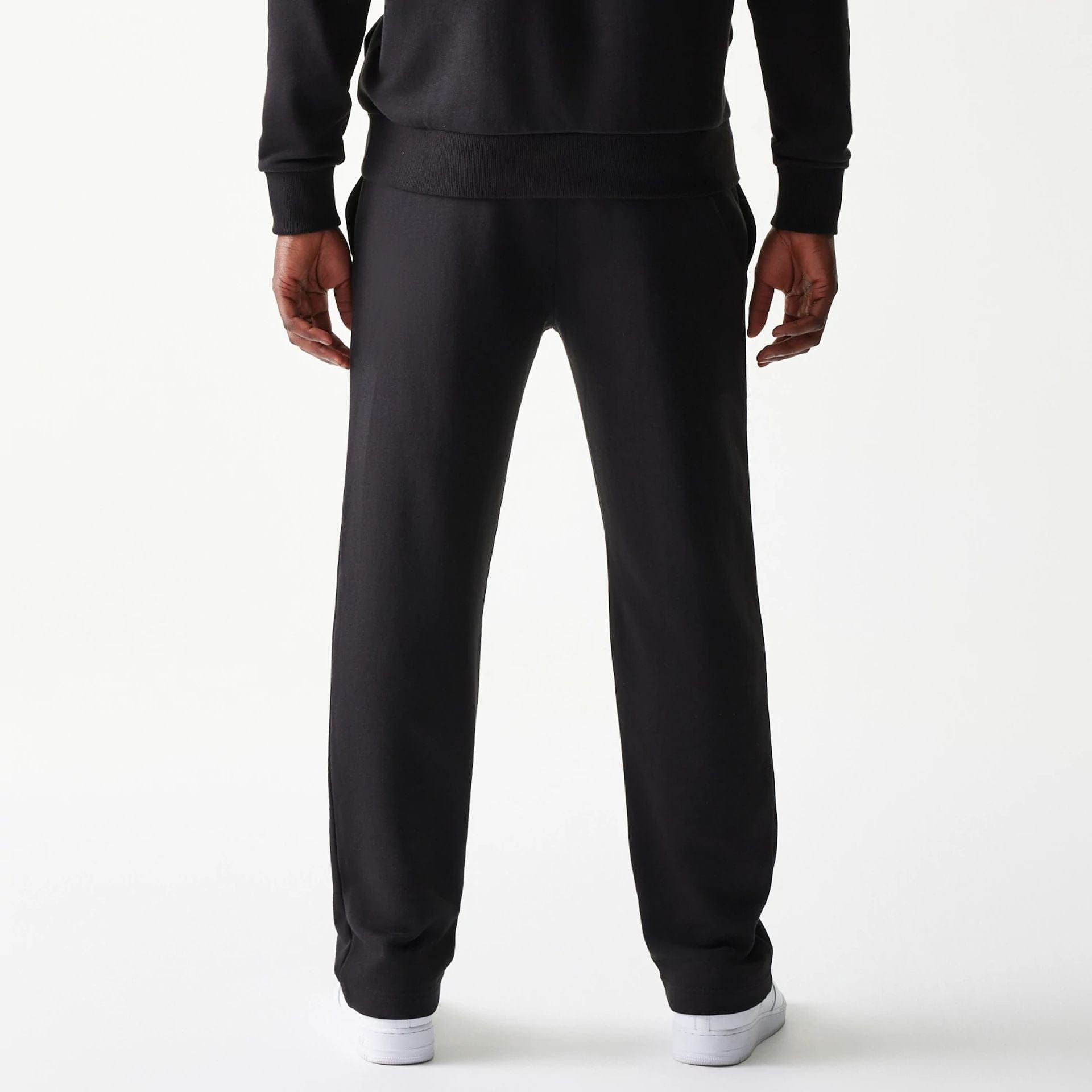 The model is wearing this NBA Chicago Bulls Straight Leg Joggers in black. 2