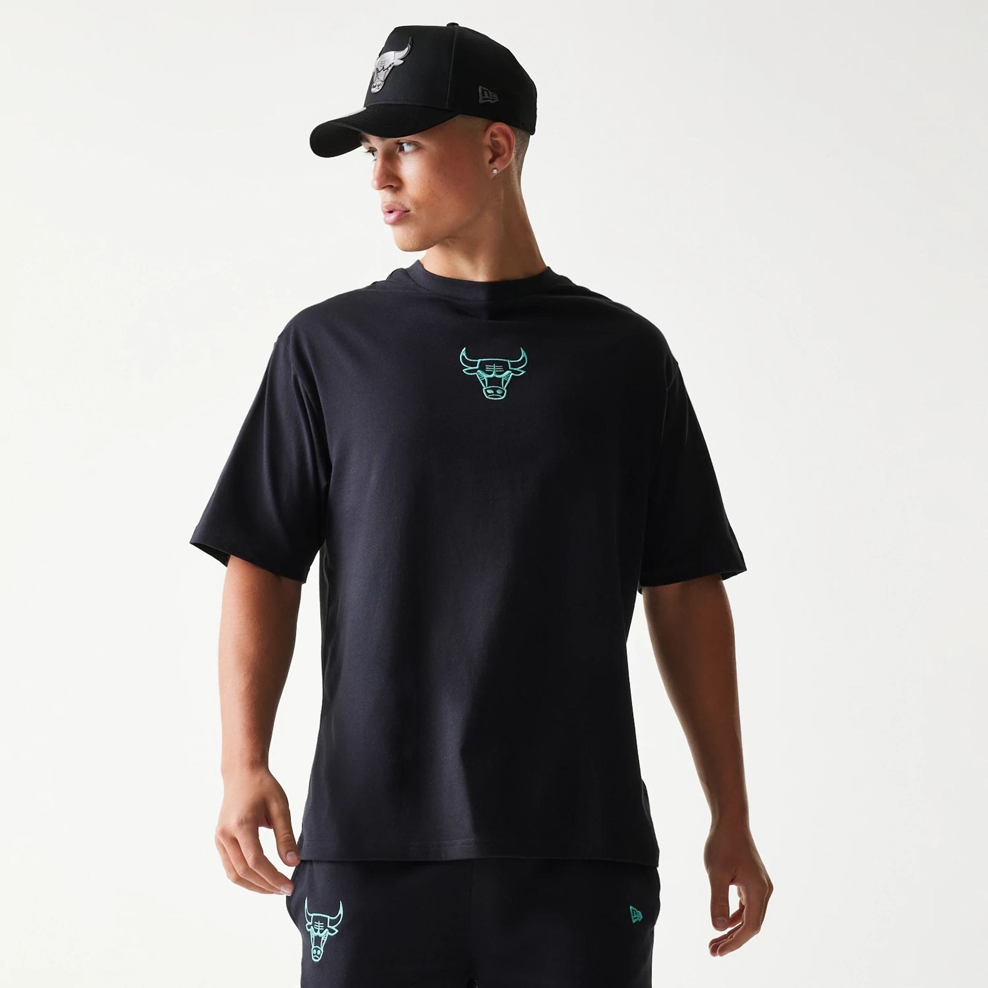 The model is wearing this NBA League Essential Chicago Bulls Oversized T-Shirt in black. 1