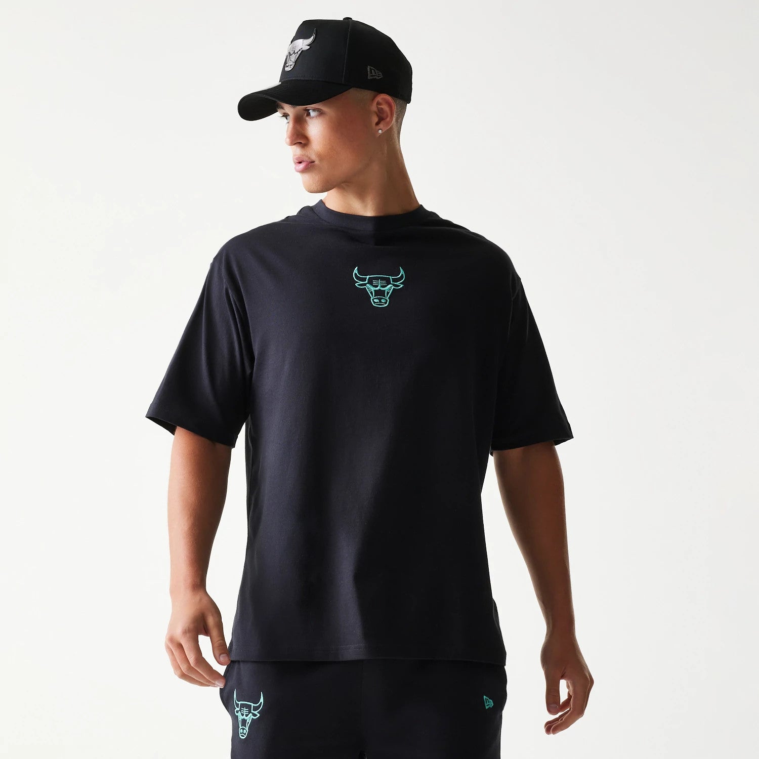 The model is wearing this NBA League Essential Chicago Bulls Oversized T-Shirt in black. 1
