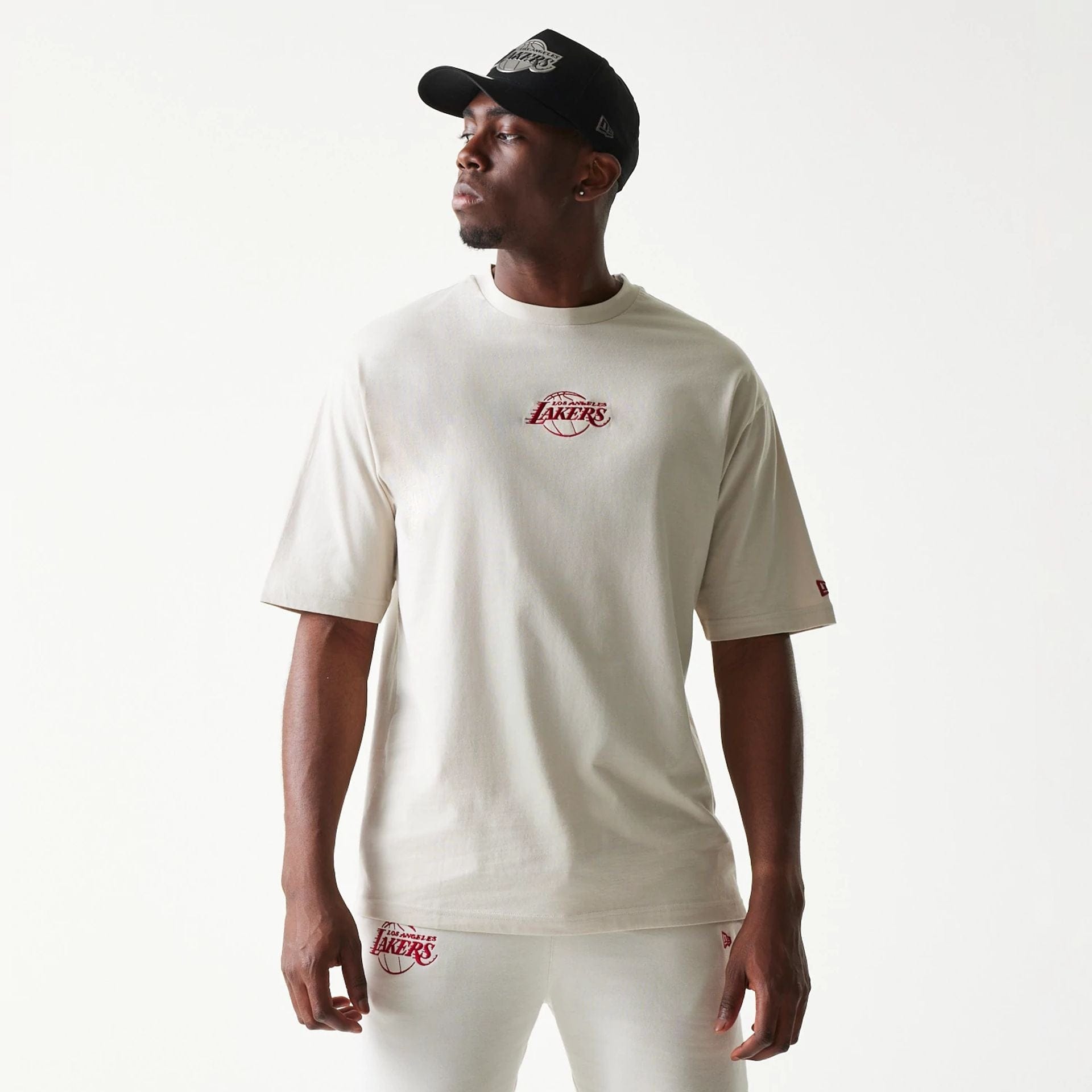 The model is wearing this NBA League Essential LA Lakers Oversized T-Shirt in cream. 1
