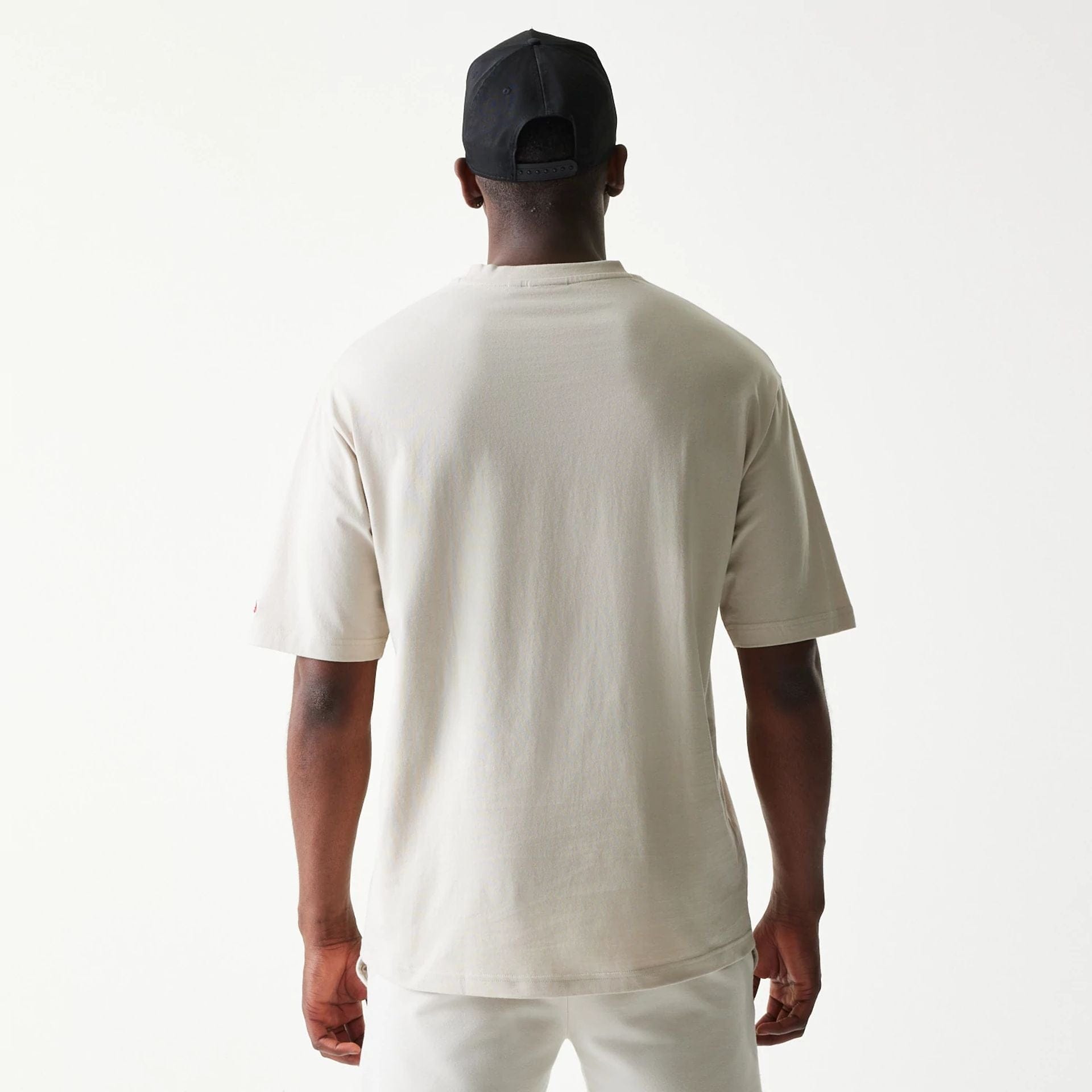 The model is wearing this NBA League Essential LA Lakers Oversized T-Shirt in cream. 2