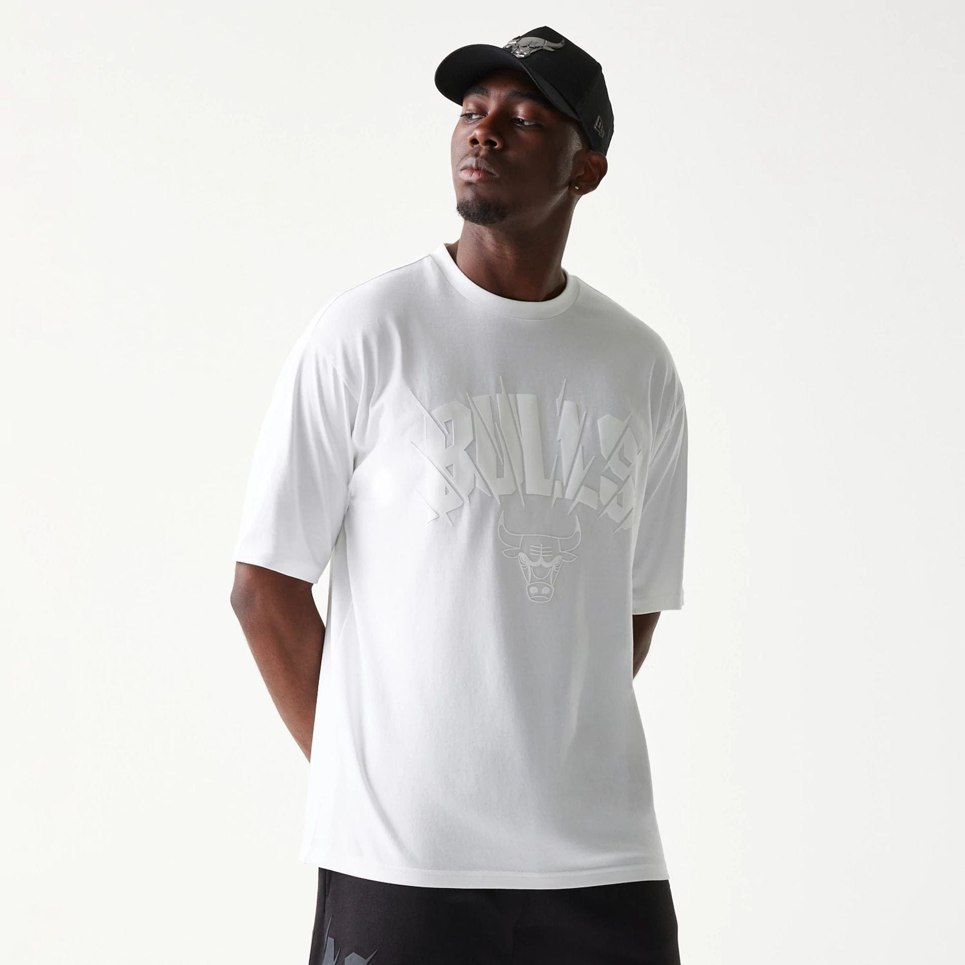 The model is wearing this NBA Chicago Bulls Oversized T-Shirt in white. 1
