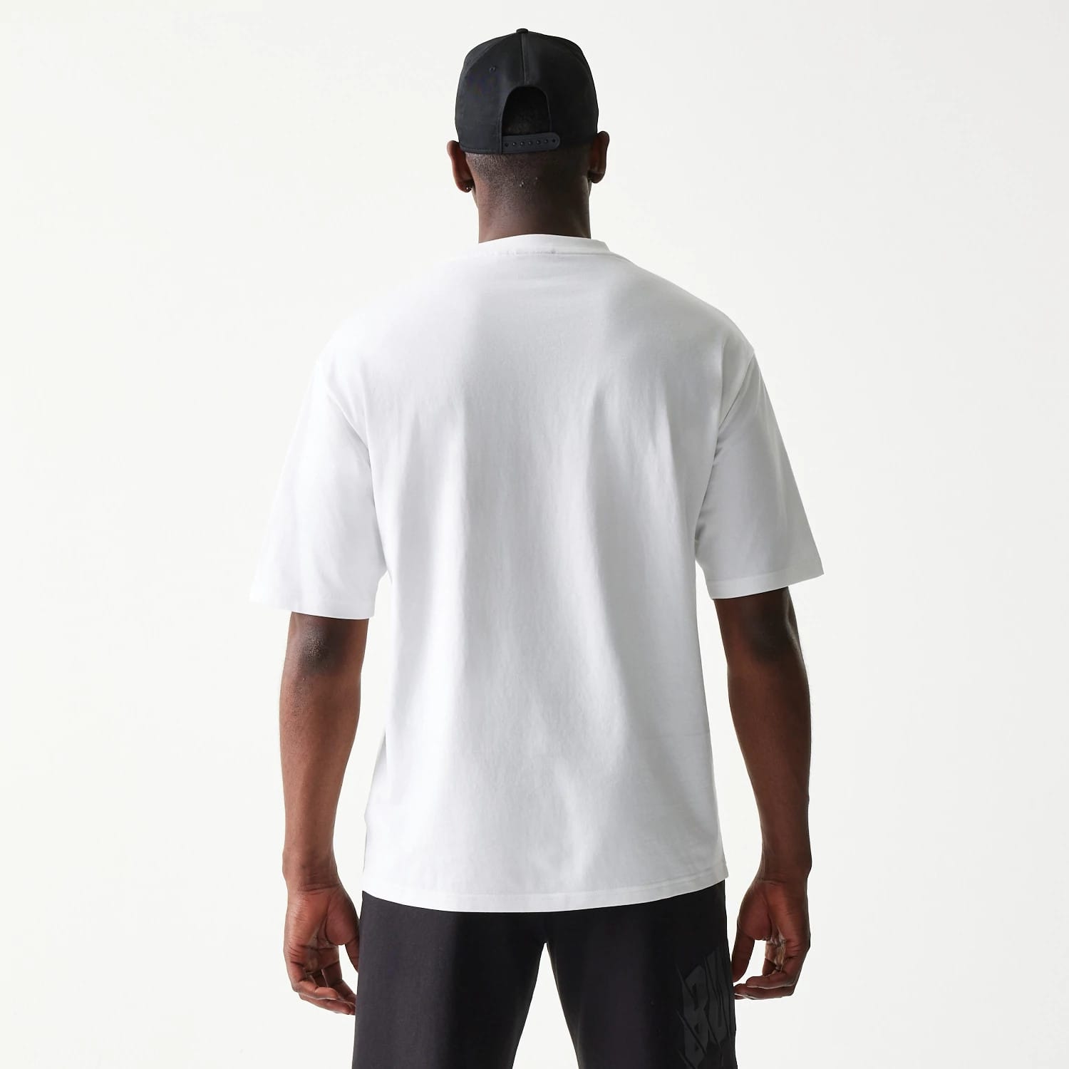 The model is wearing this NBA Chicago Bulls Oversized T-Shirt in white. 2