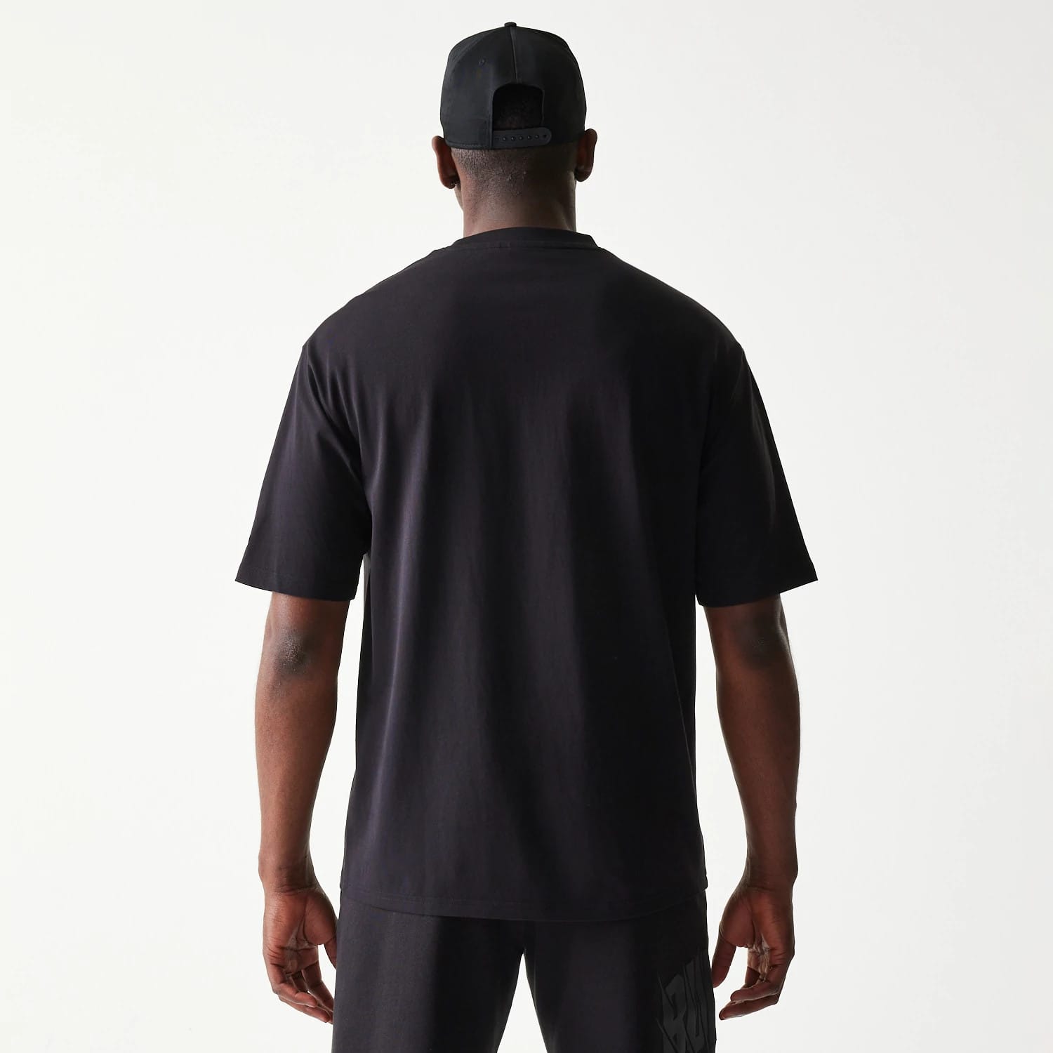 The model is wearing this NBA Chicago Bulls Oversized T-Shirt in black. 2