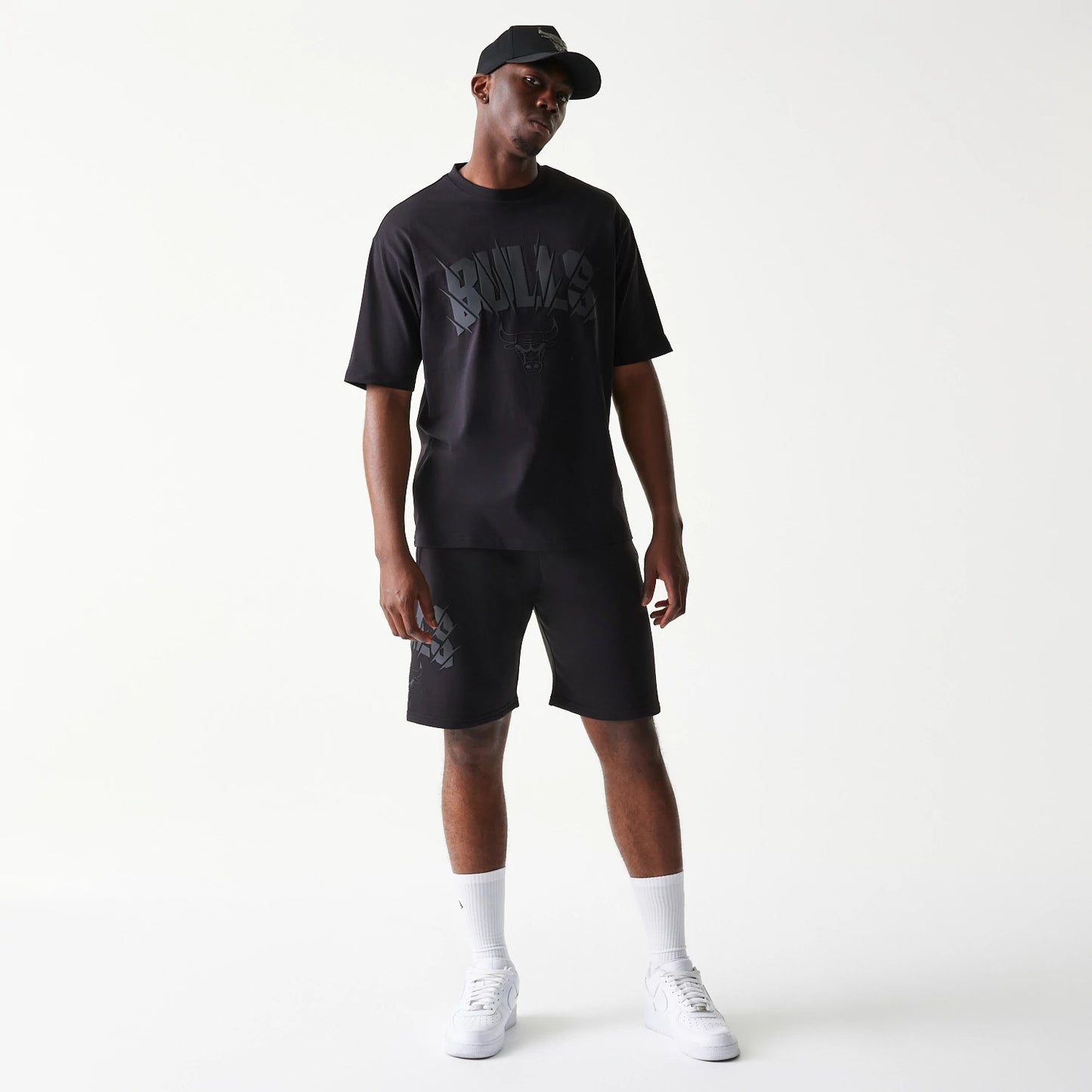 The model is wearing this NBA Chicago Bulls Oversized T-Shirt in black. 8