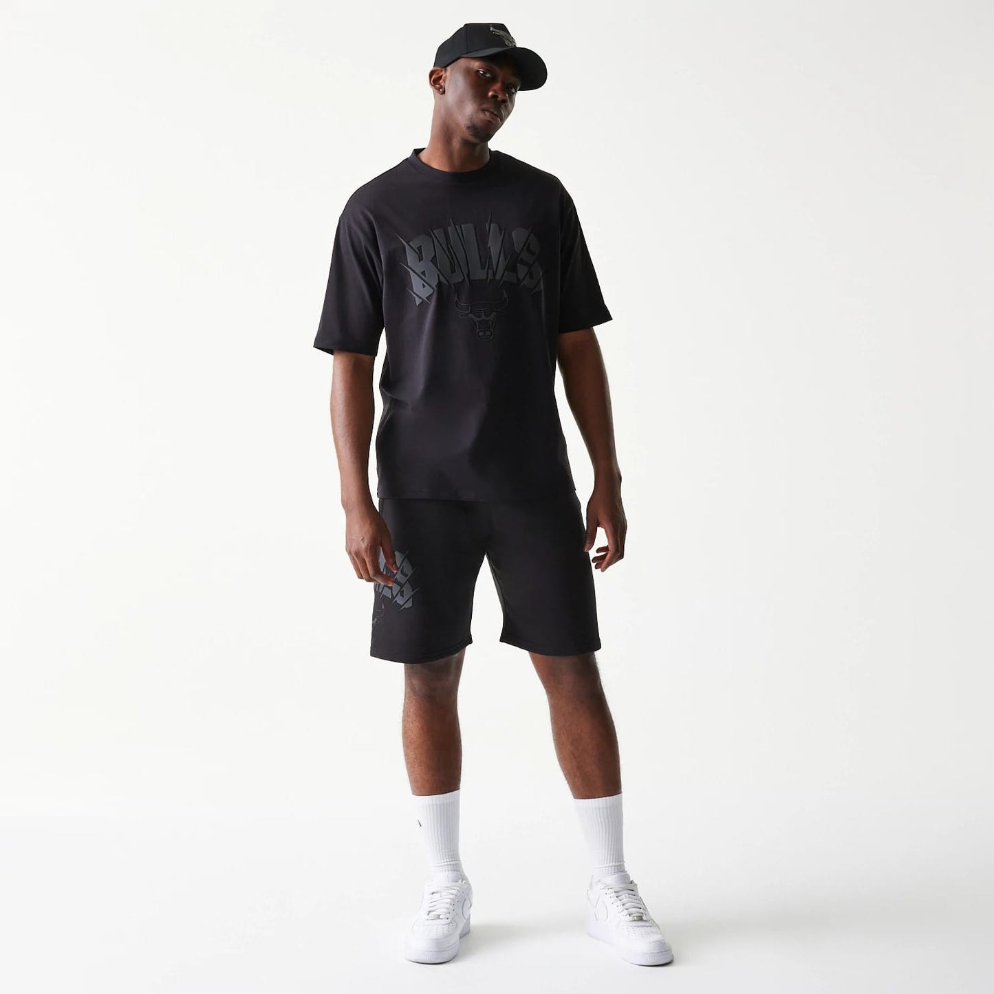 The model is wearing this NBA Chicago Bulls Oversized T-Shirt in black. 8