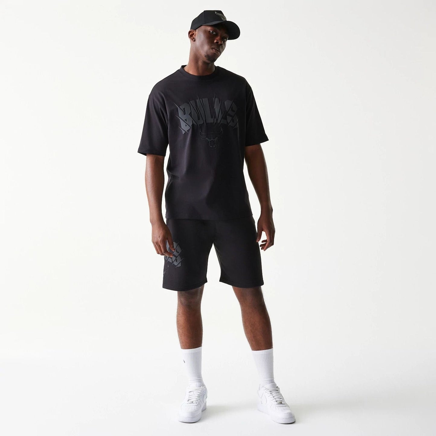The model is wearing this NBA Chicago Bulls Oversized T-Shirt in black. 8