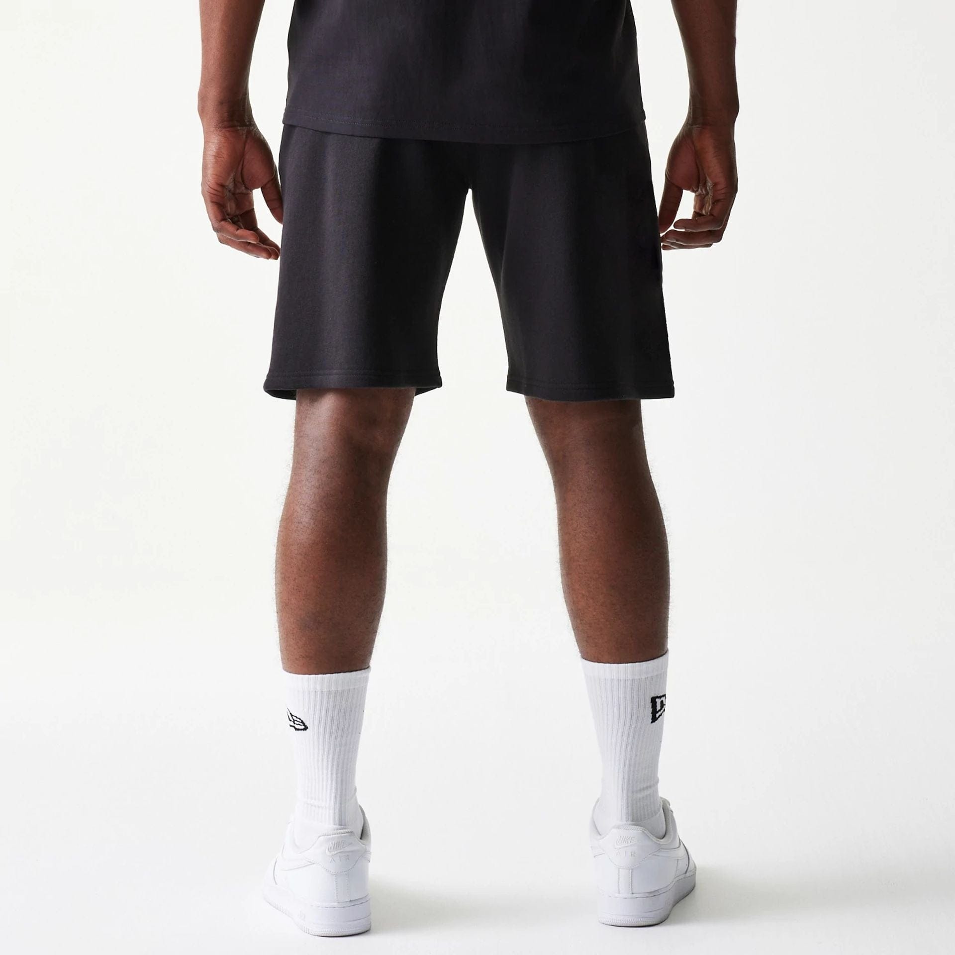 The model is wearing this NBA Chicago Bulls Shorts in black. 2