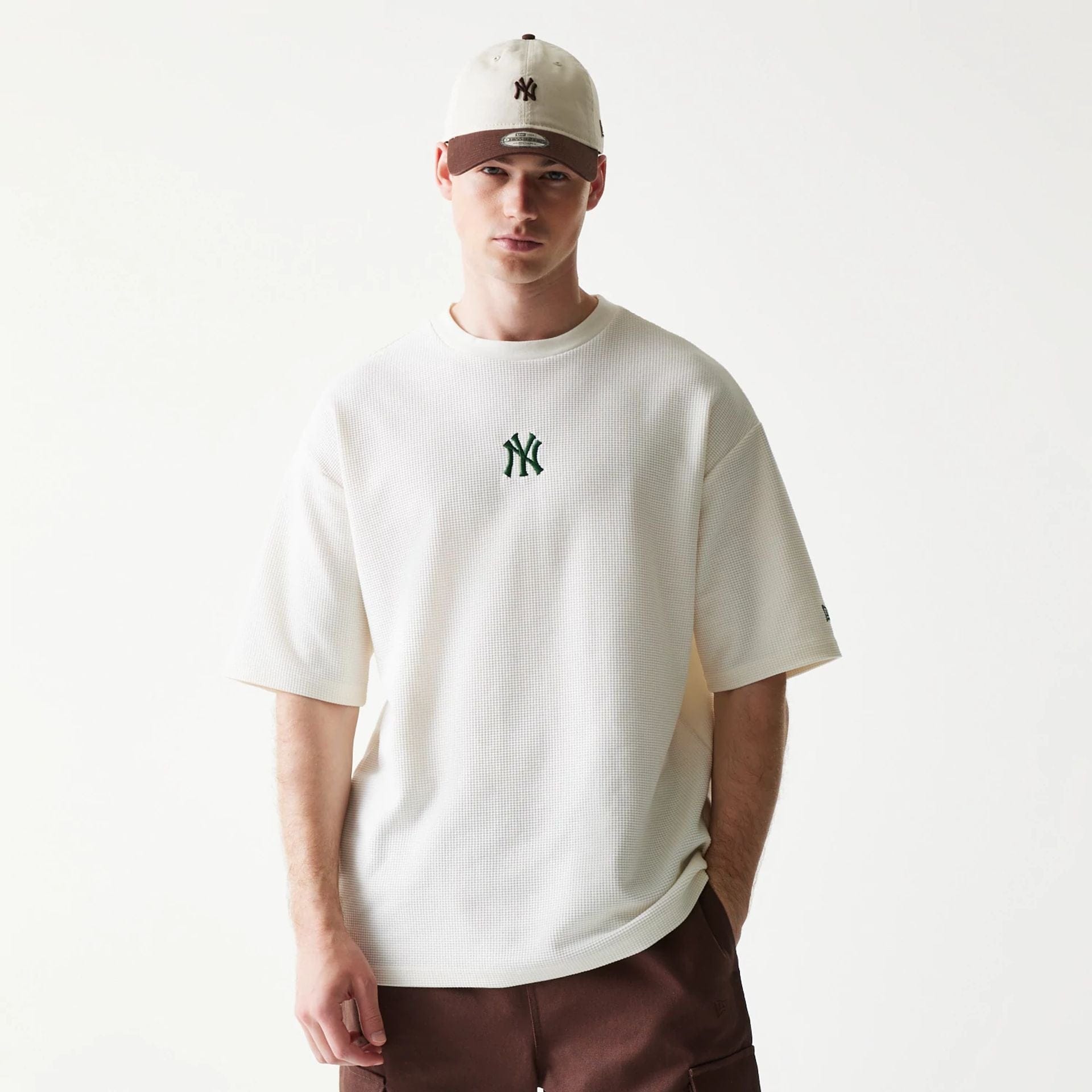 The model is wearing this MLB Waffle New York Yankees Oversized T-Shirt in open white. 1