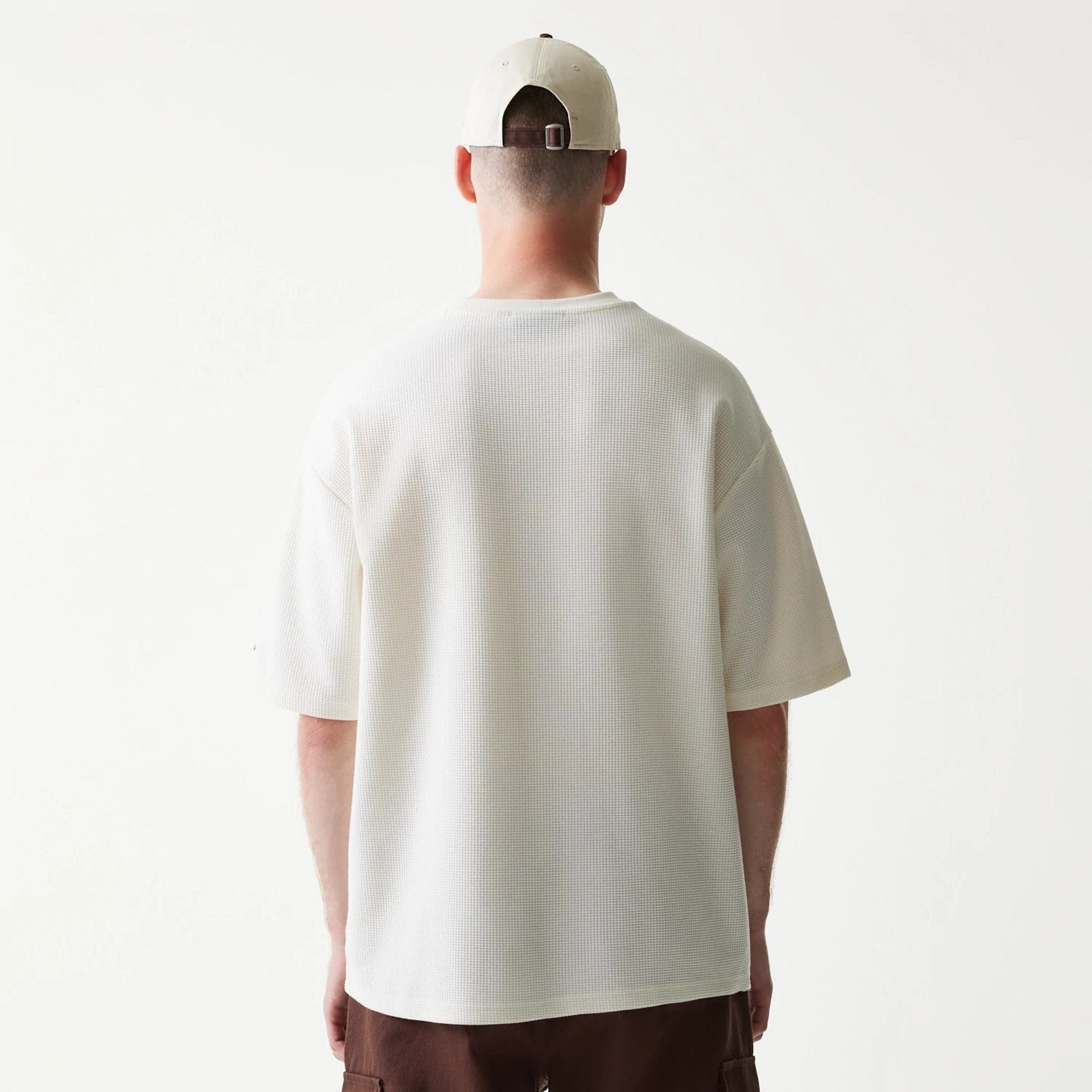 The model is wearing this MLB Waffle New York Yankees Oversized T-Shirt in open white. 2