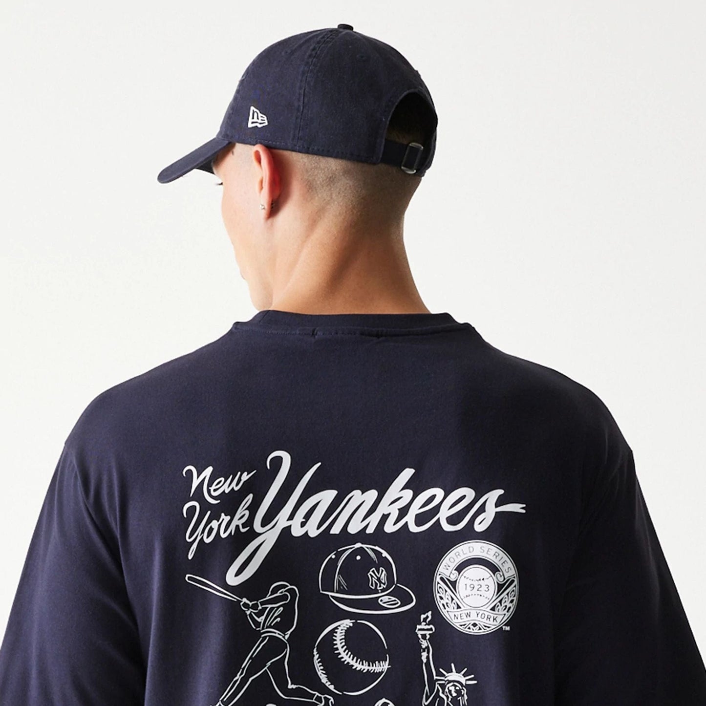The model is wearing this MLB Baseball Graphic New York Yankees Oversized T-Shirt in navy. 7