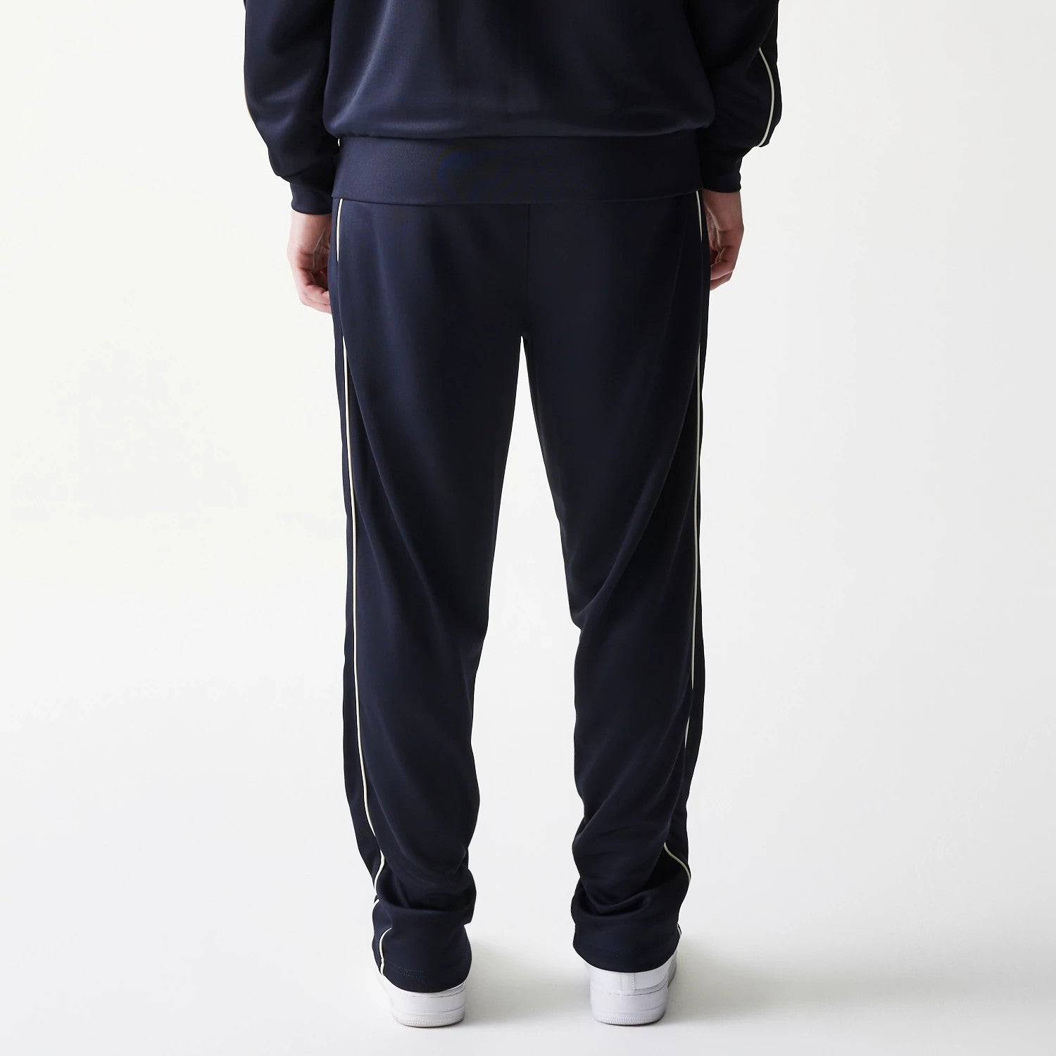 The model is wearing this MLB Piping New York Yankees Straight Leg Joggers in navy. 2