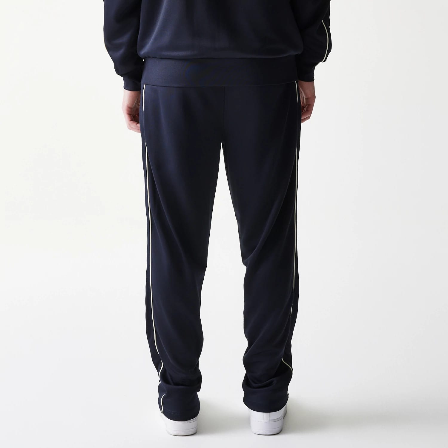 The model is wearing this MLB Piping New York Yankees Straight Leg Joggers in navy. 2