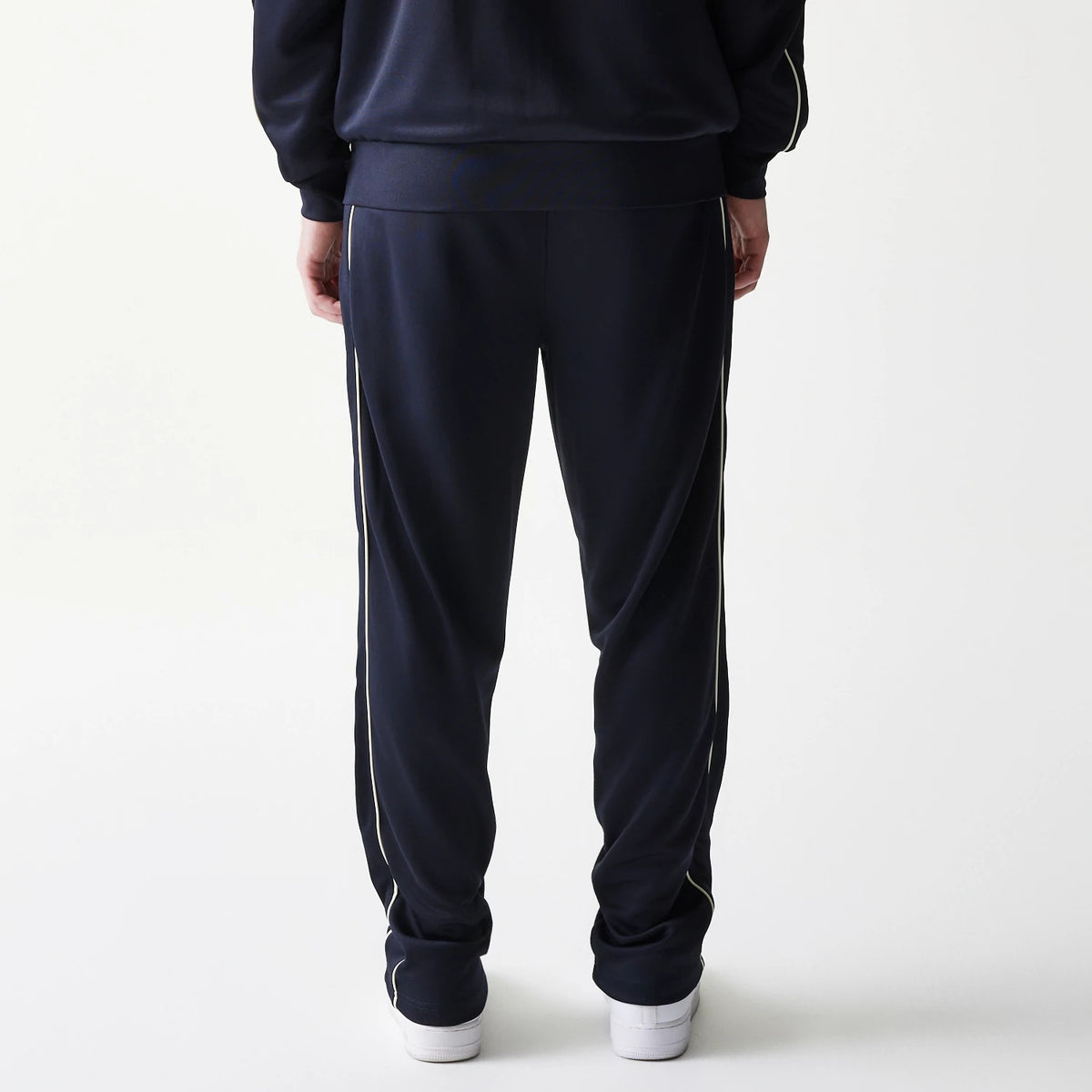 The model is wearing this MLB Piping New York Yankees Straight Leg Joggers in navy. 2