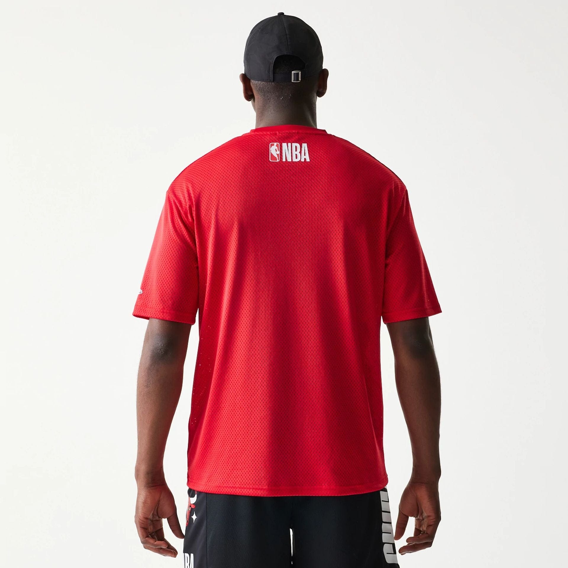 The model is wearing this NBA Graphic Mesh Chicago Bulls T-Shirt in red. 2