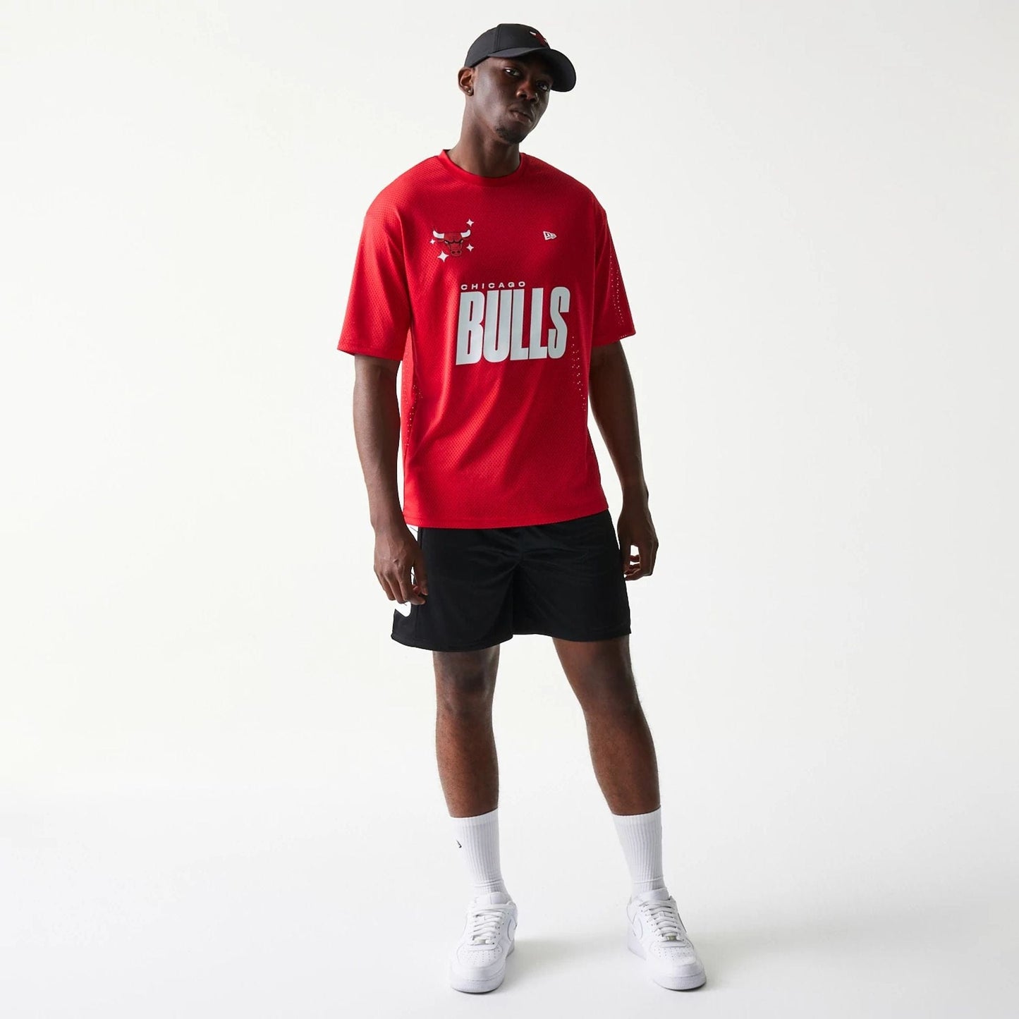 The model is wearing this NBA Graphic Mesh Chicago Bulls T-Shirt in red. 8