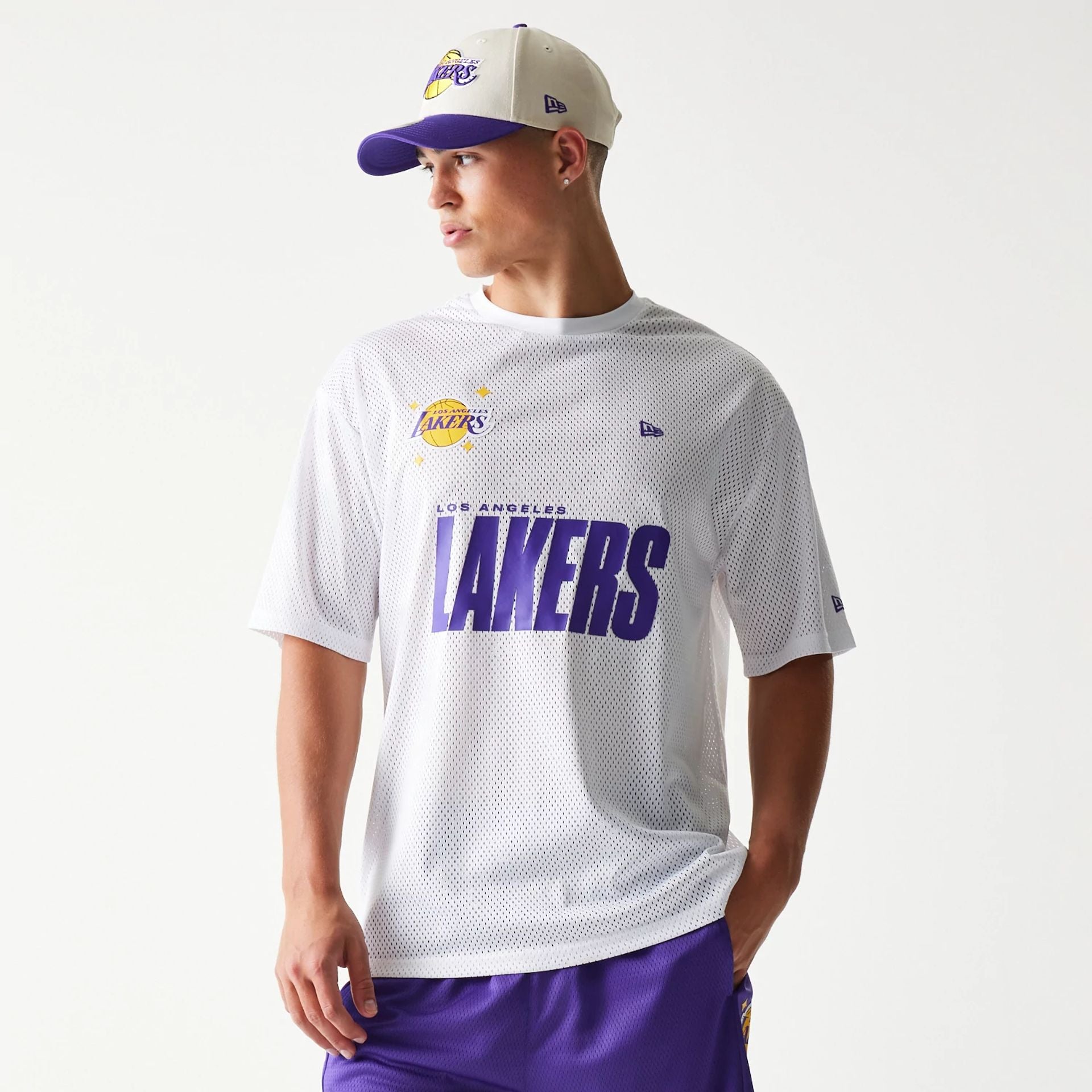 The model is wearing this NBA Graphic Mesh LA Lakers T-Shirt in white. 1