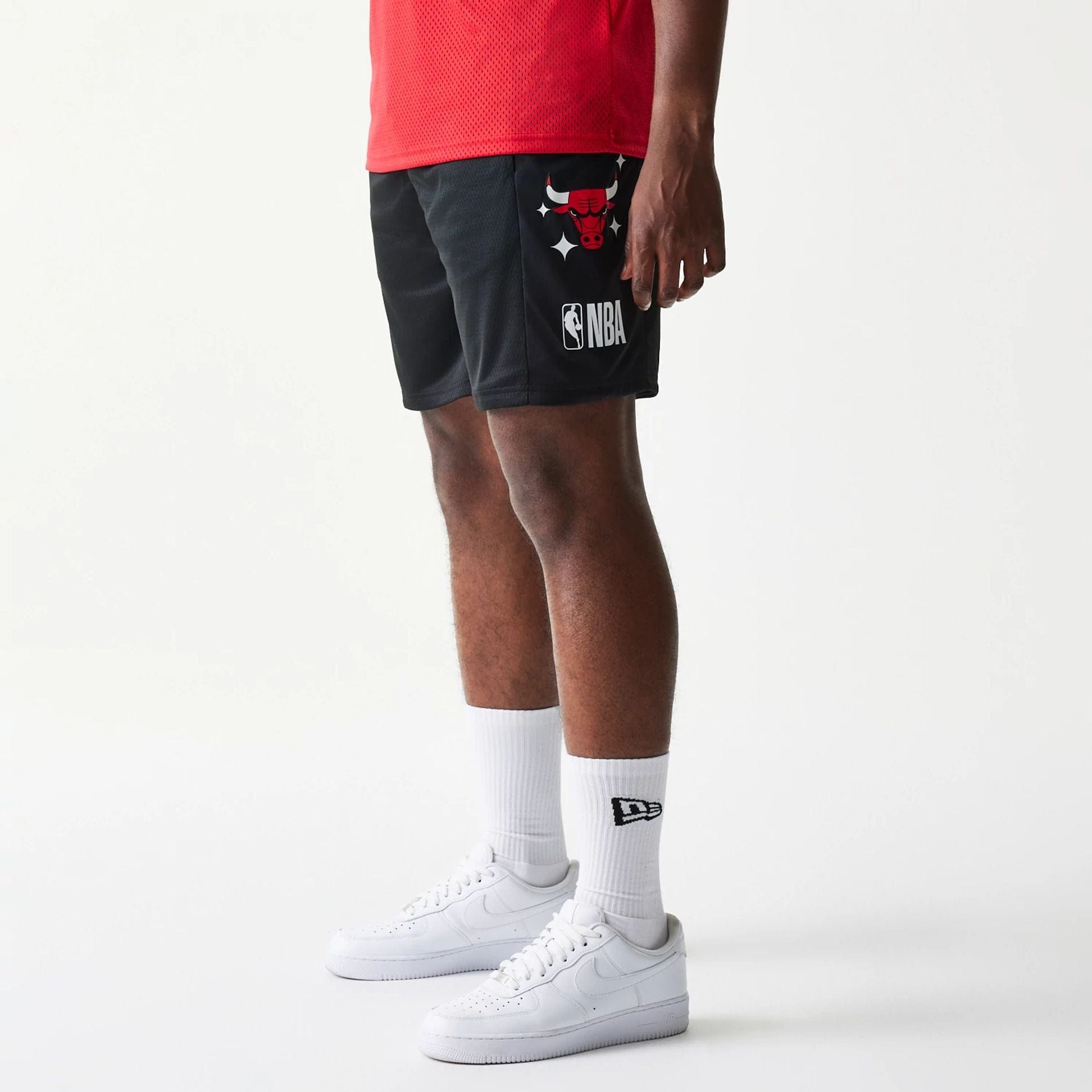 The model is wearing this NBA Mesh Chicago Bulls Shorts in black. 1