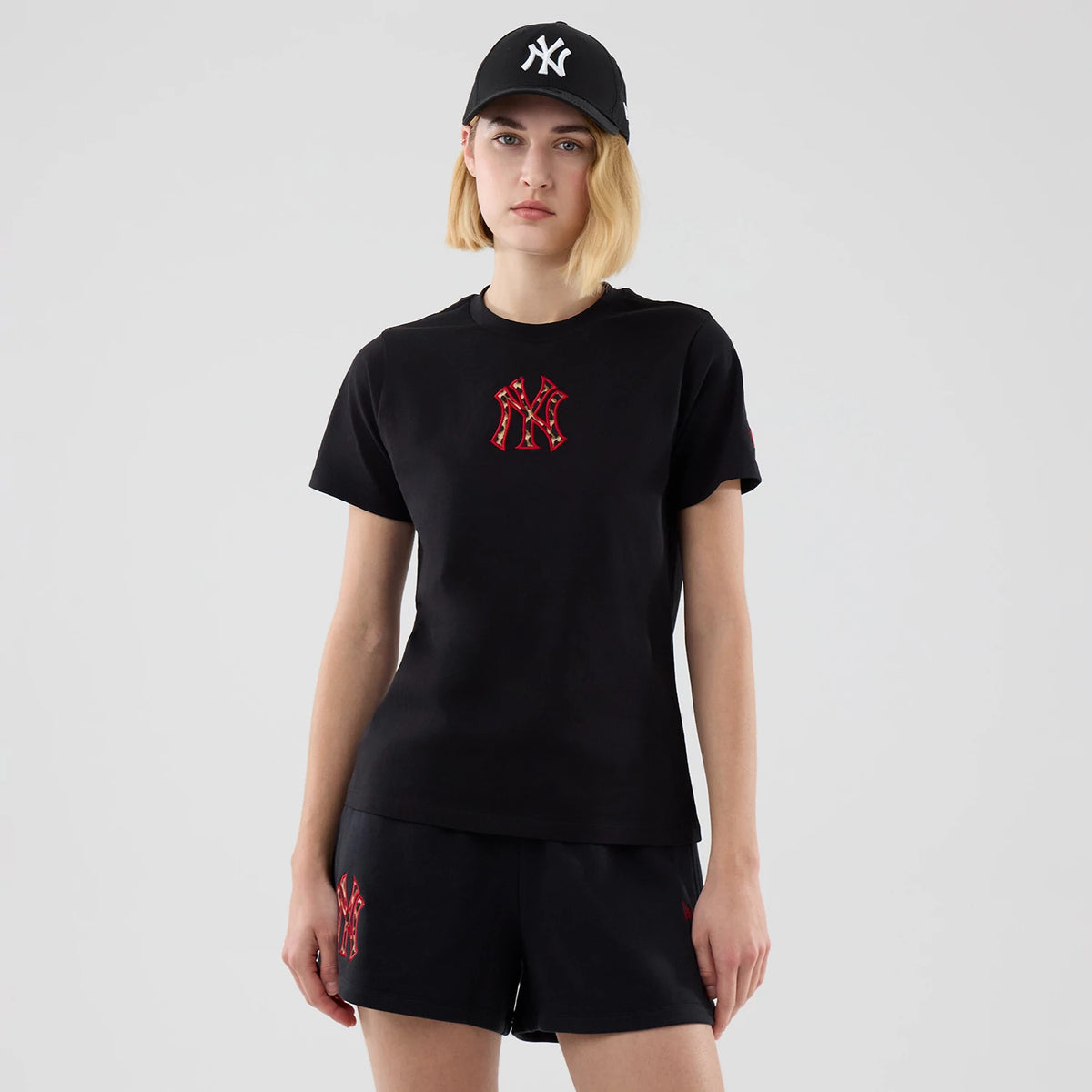 The model is wearing this Womens MLB Infill New York Yankees T-shirt in black. 1