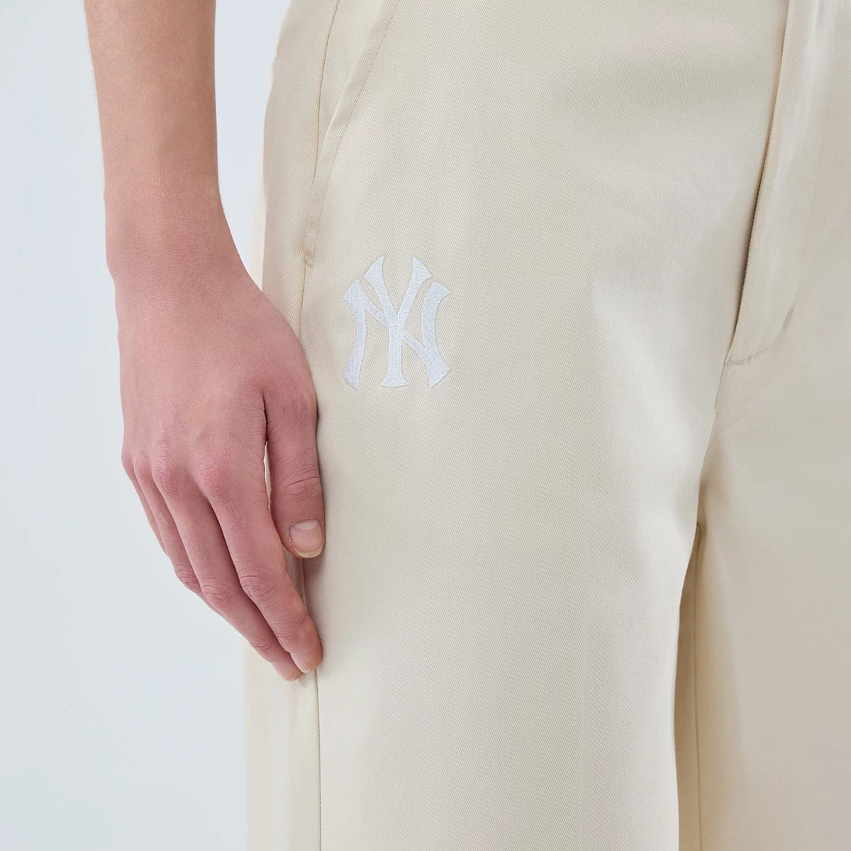 The model is wearing this Womens MLB New York Yankees Chino Trousers in cream. 4