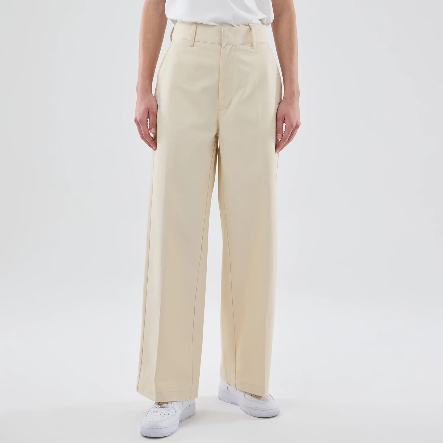 The model is wearing this Womens MLB New York Yankees Chino Trousers in cream. 1