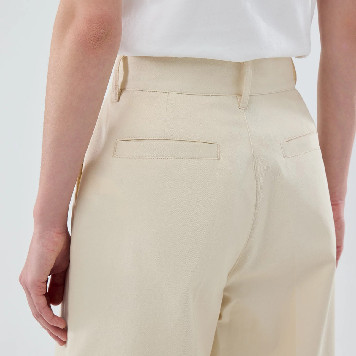 New Era New York Yankees Womens MLB Cream Chino Trousers, rear view showing the tailored belt loops, two back welt pockets, and the finish of the cream fabric, highlighting the contemporary fit and clean seam lines.