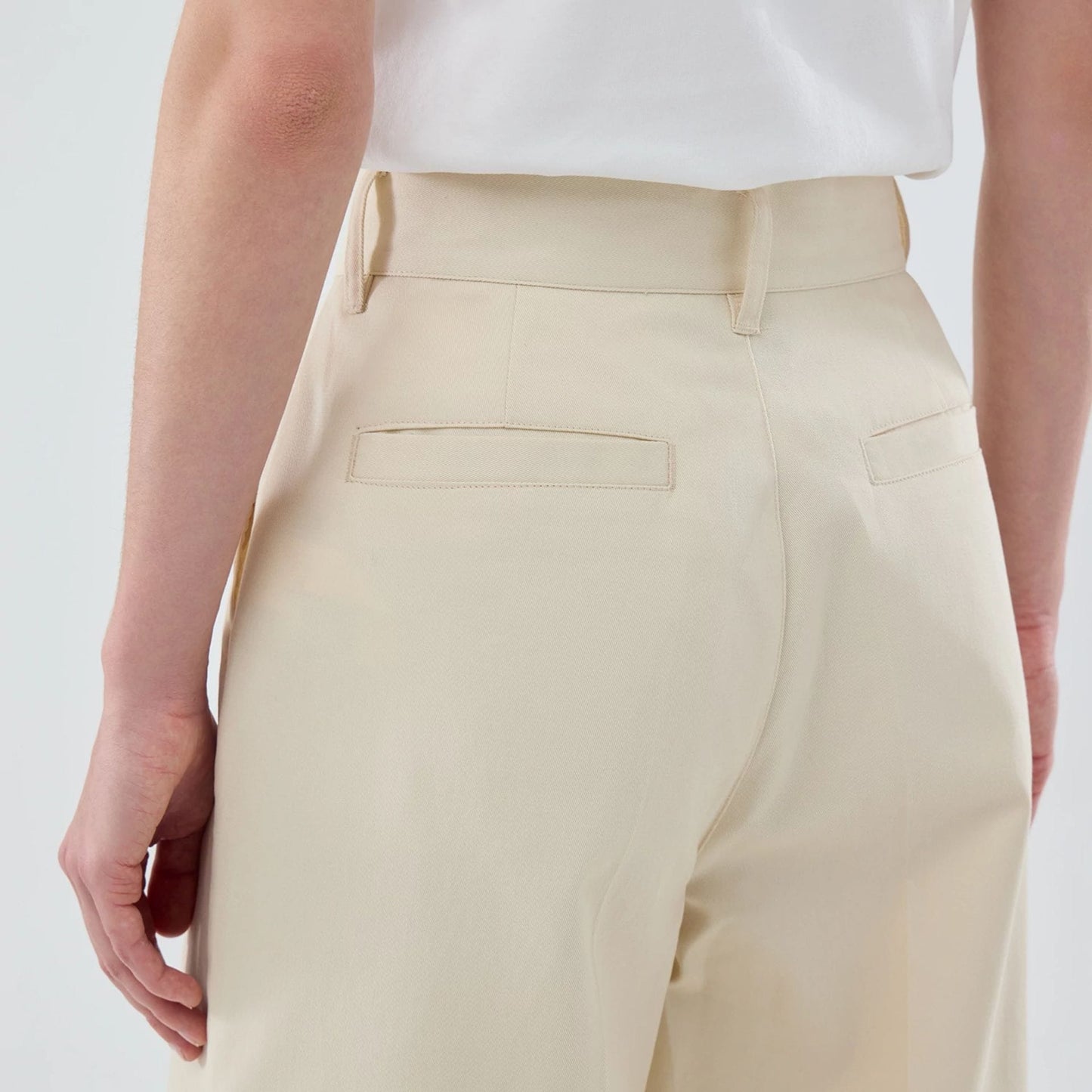 The model is wearing this Womens MLB New York Yankees Chino Trousers in cream. 7