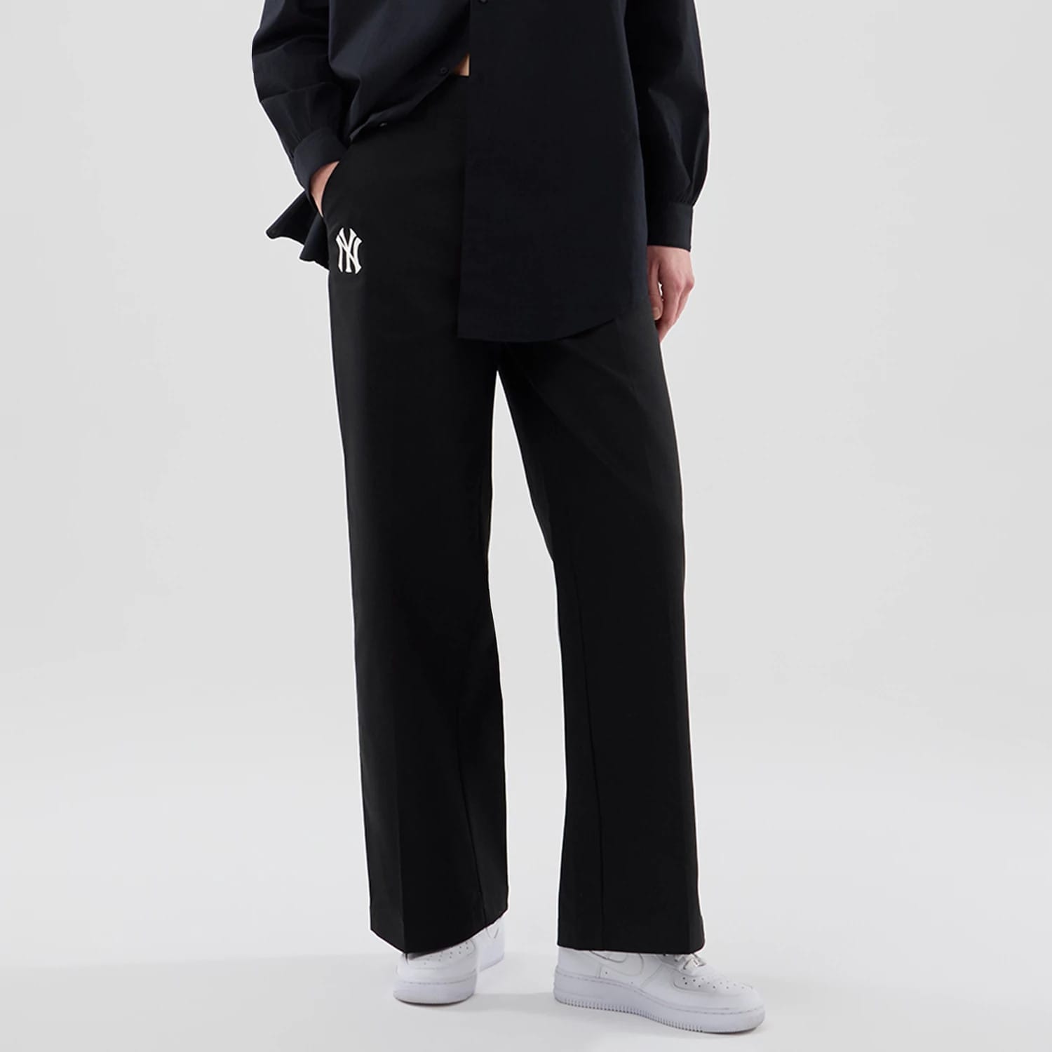 The model is wearing this Womens MLB New York Yankees Chino Trousers in black. 1