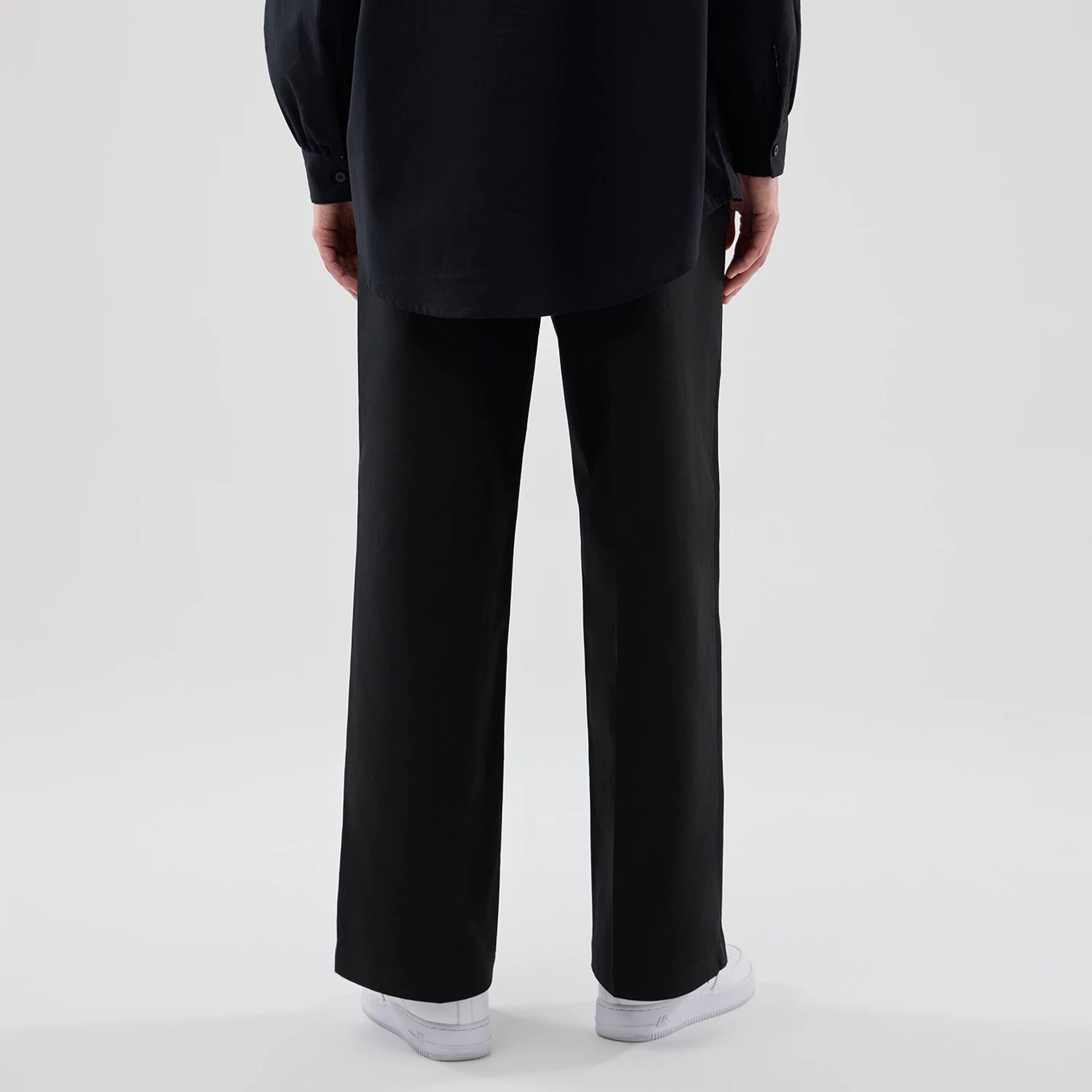 The model is wearing this Womens MLB New York Yankees Chino Trousers in black. 2