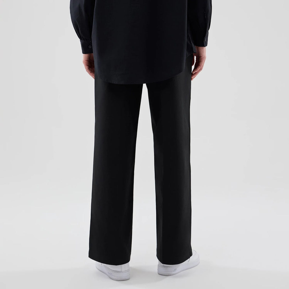 The model is wearing this Womens MLB New York Yankees Chino Trousers in black. 2