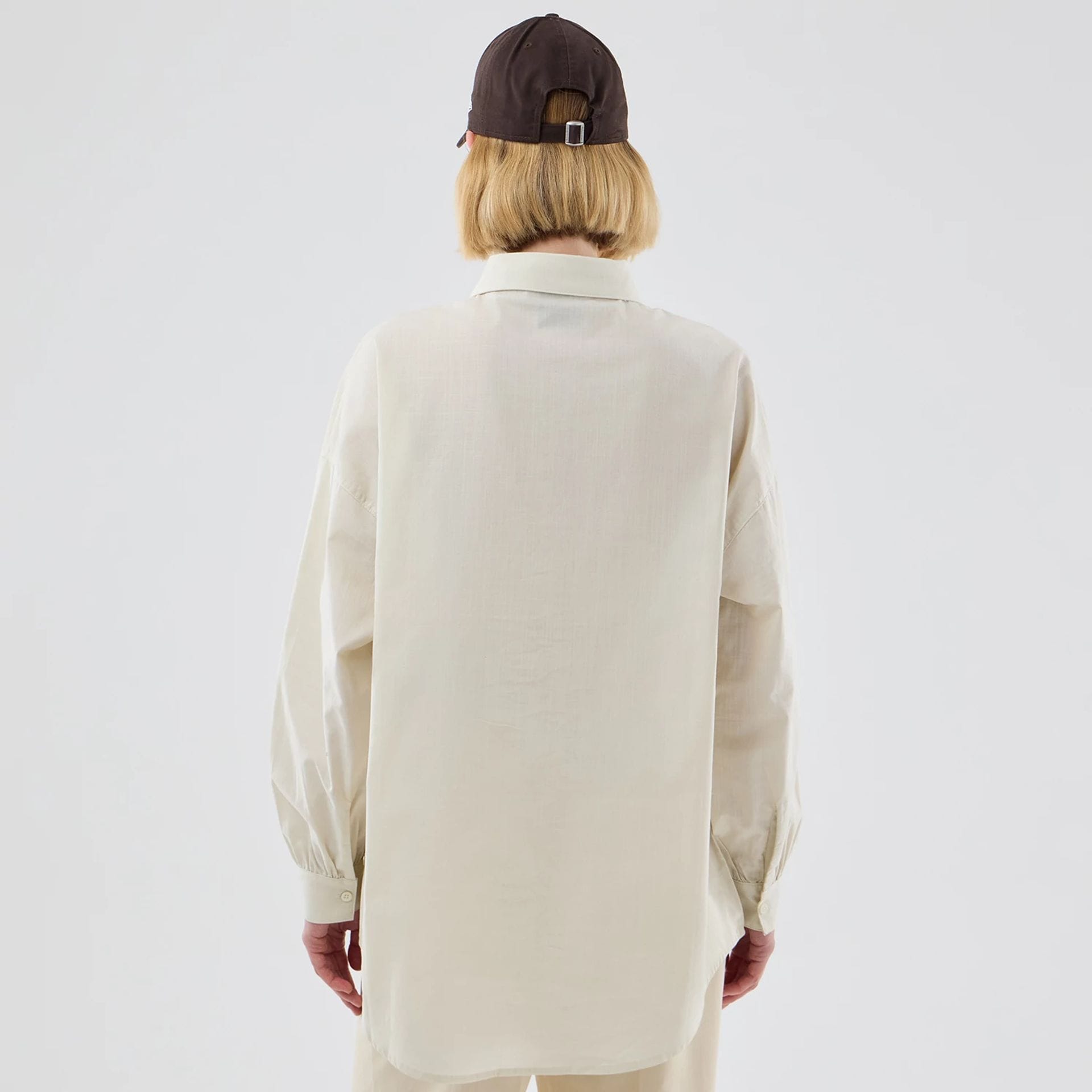 The model is wearing this Womens MLB Shirt New York Yankees Long Sleeve Shirt in cream. 2