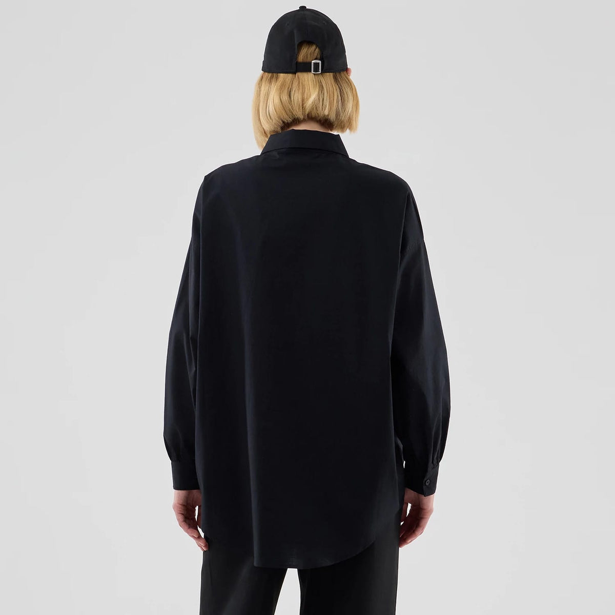 The model is wearing this Womens MLB Shirt New York Yankees Long Sleeve Shirt in black. 2