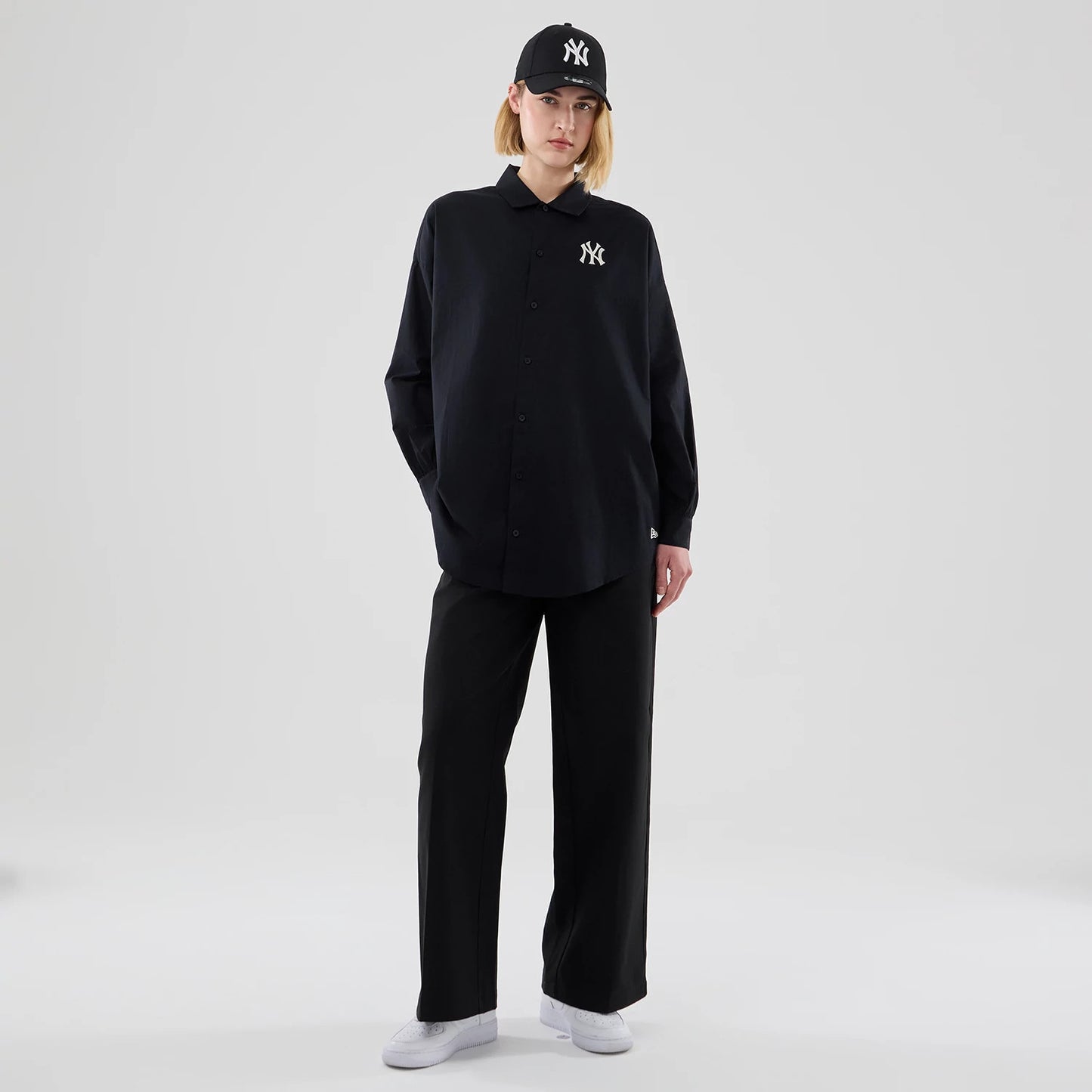 The model is wearing this Womens MLB Shirt New York Yankees Long Sleeve Shirt in black. 8