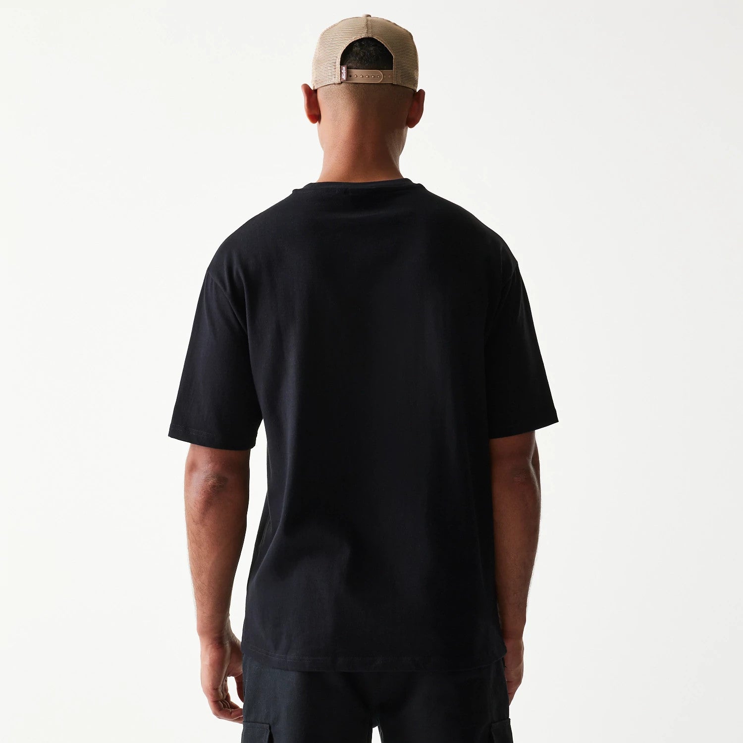 The model is wearing this New Era Heritage Script T-Shirt in black. 2