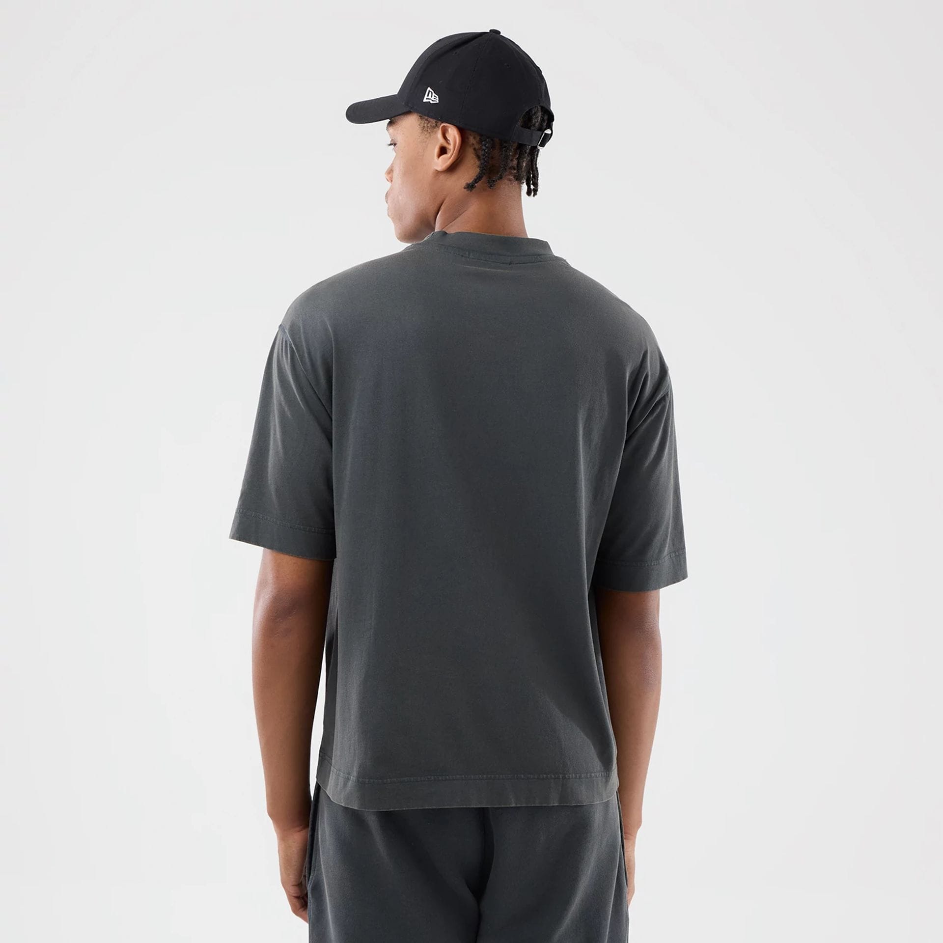 The model is wearing this MLB Washed LA Dodgers T-Shirt in Dark Grey. 2
