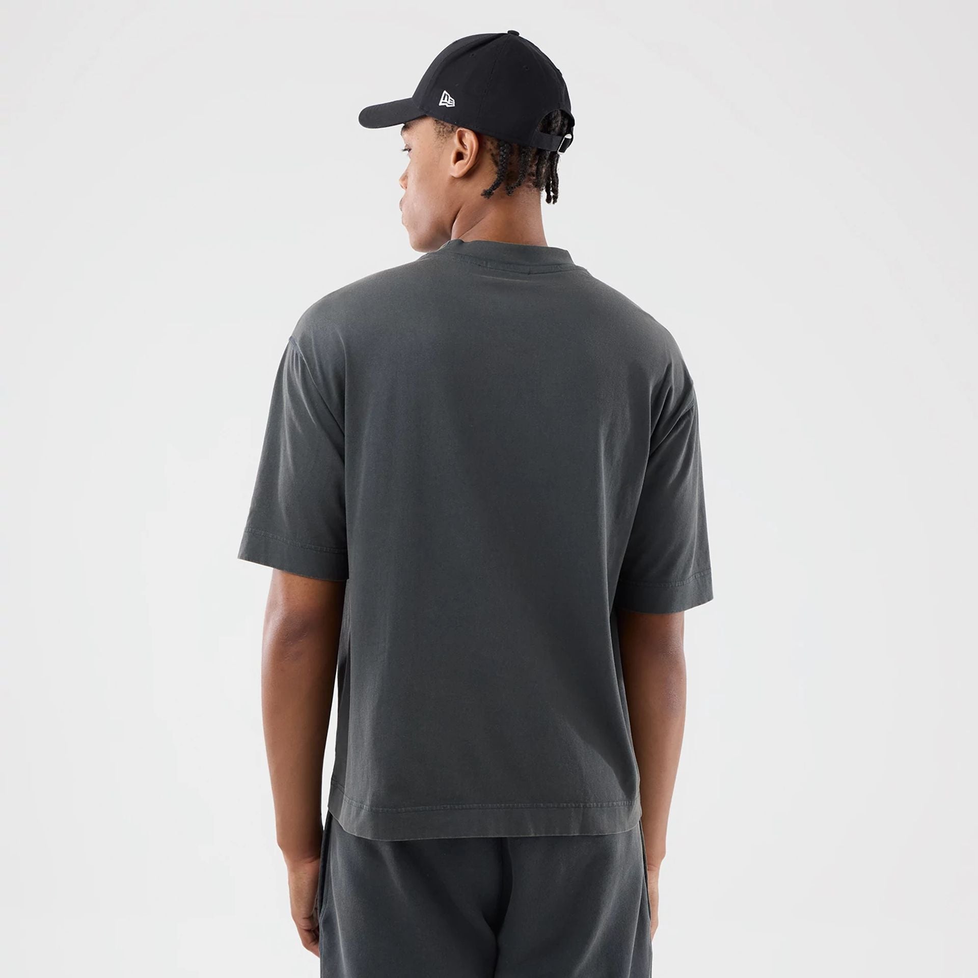 The model is wearing this MLB Washed LA Dodgers T-Shirt in Dark Grey. 2