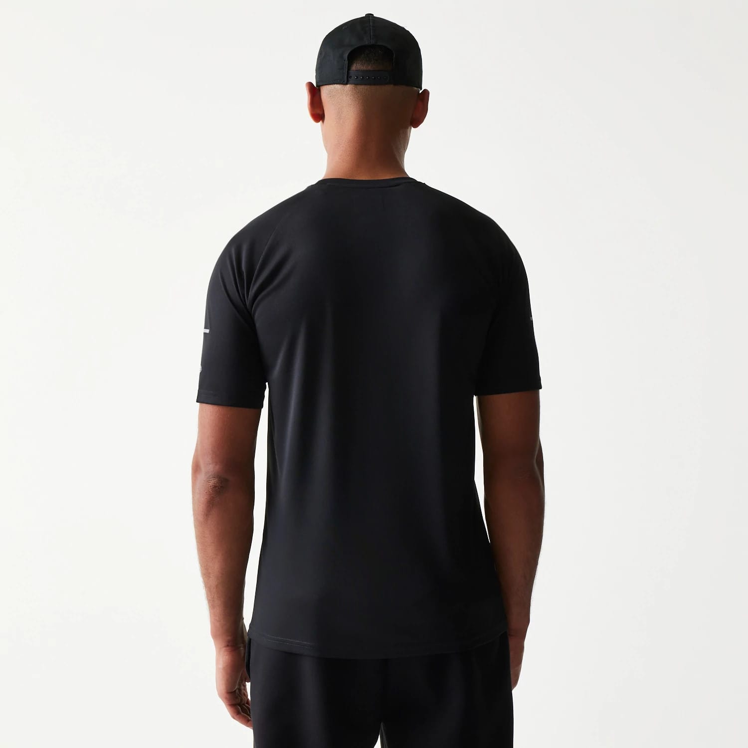 The model is wearing this MLB New York Yankees Reflective T-Shirt in black. 2