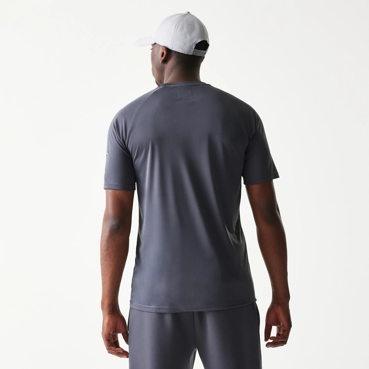 The model is wearing this MLB New York Yankees T-Shirt in dark grey. 2