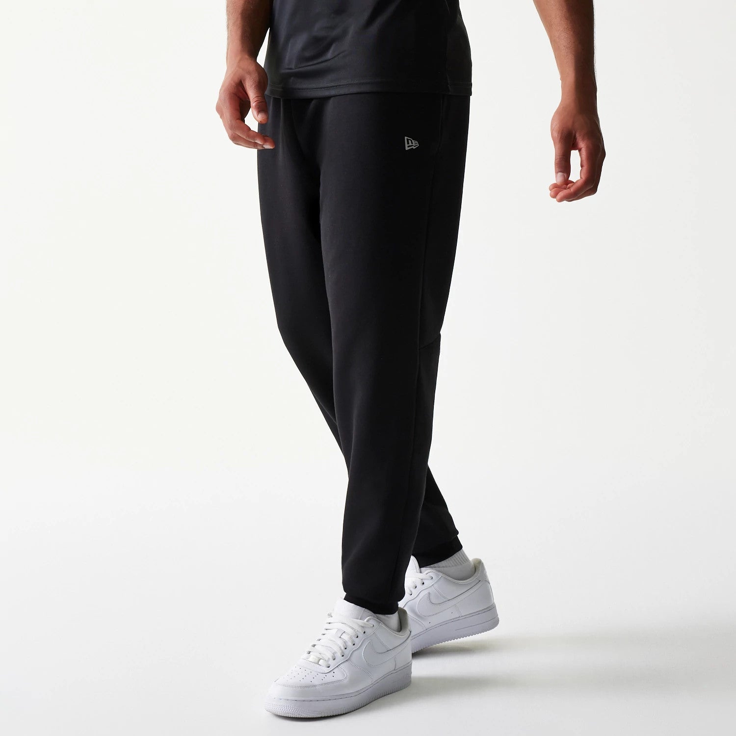 The model is wearing this MLB New York Yankees Joggers in black. 1