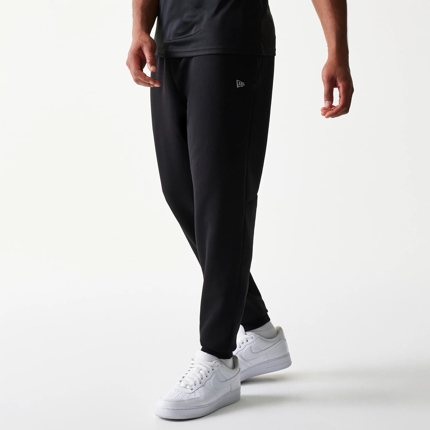 The model is wearing this MLB New York Yankees Joggers in black. 1
