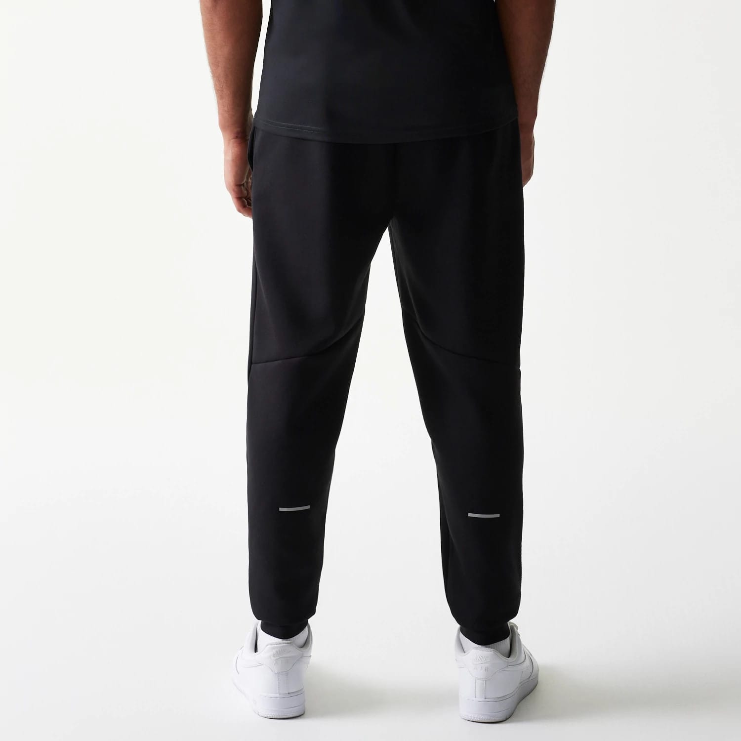 The model is wearing this MLB New York Yankees Joggers in black. 2
