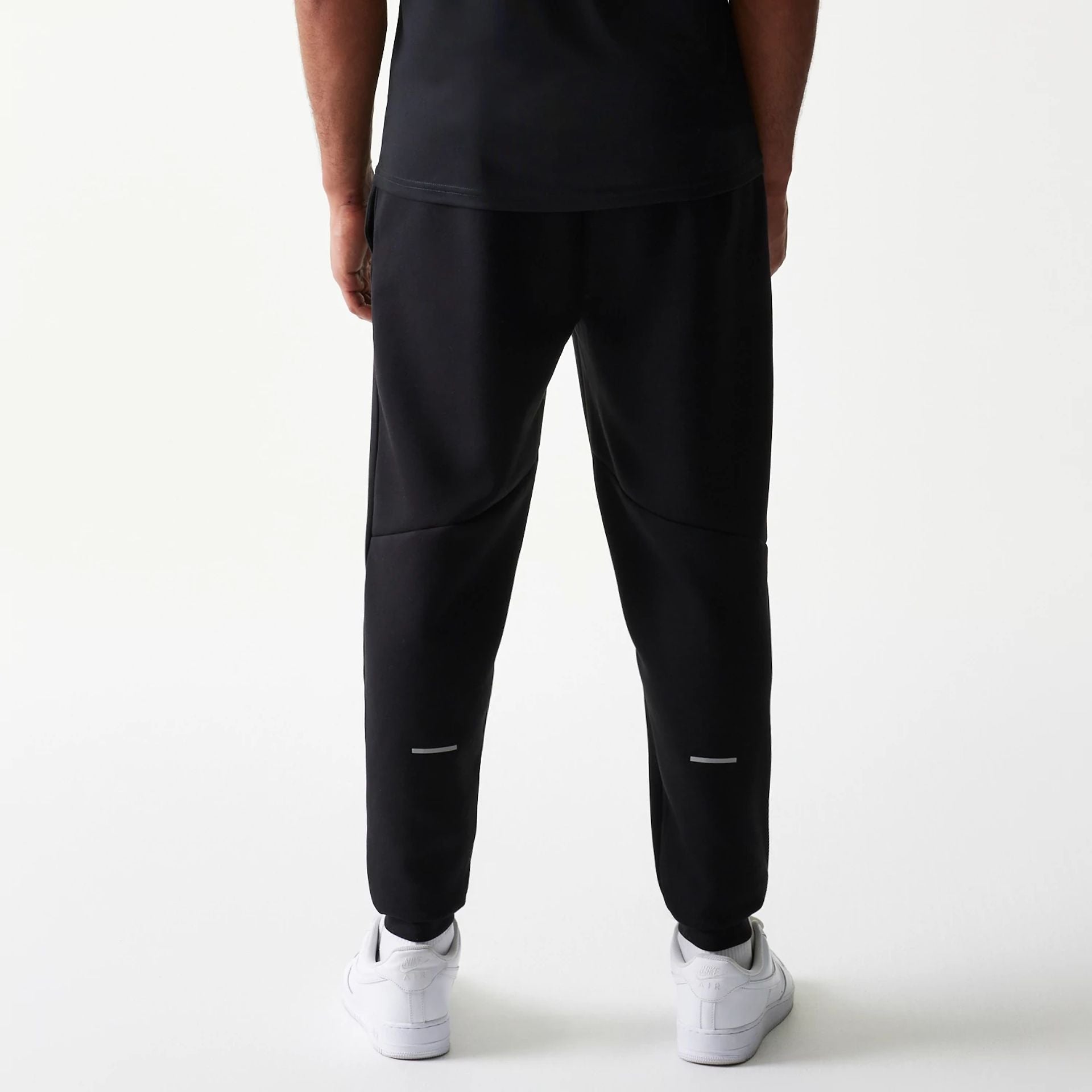 The model is wearing this MLB New York Yankees Joggers in black. 2