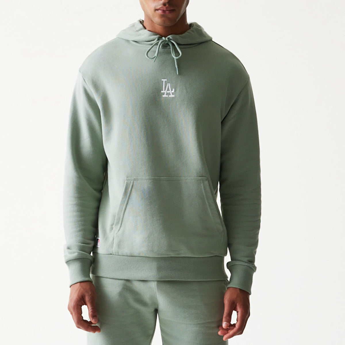 The model is wearing this MLB League Essential Midi LA Dodgers Oversized Pullover Hoodie in green. 3